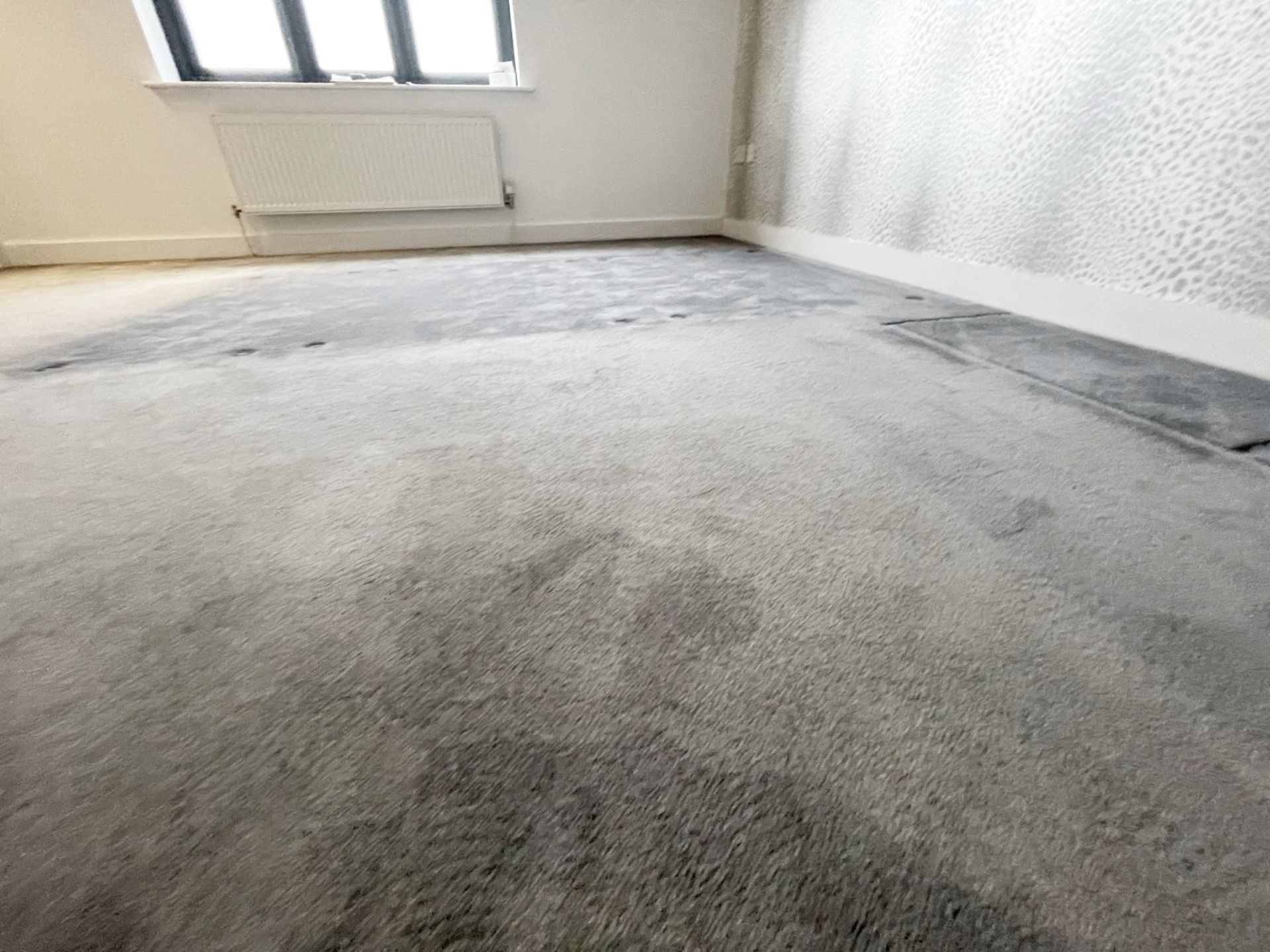 1 x Premium Fitted Bedroom Carpet In Grey (3.9 x 4m) - Ref: REAR-BD/1stFLR - CL742 - Image 2 of 7