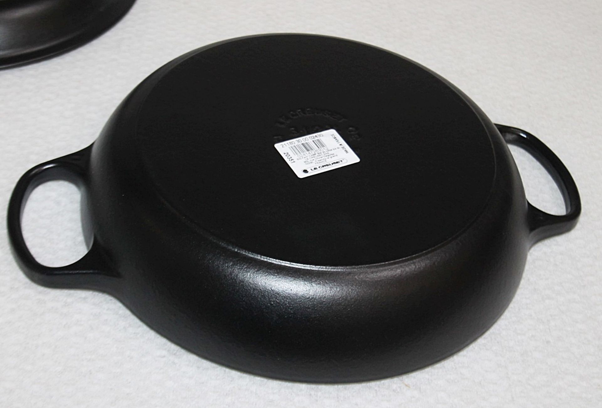 1 x LE CREUSET 'Signature' Enamelled Cast Iron 30cm Shallow Casserole Dish With Lid - RRP £270.00 - Image 8 of 10