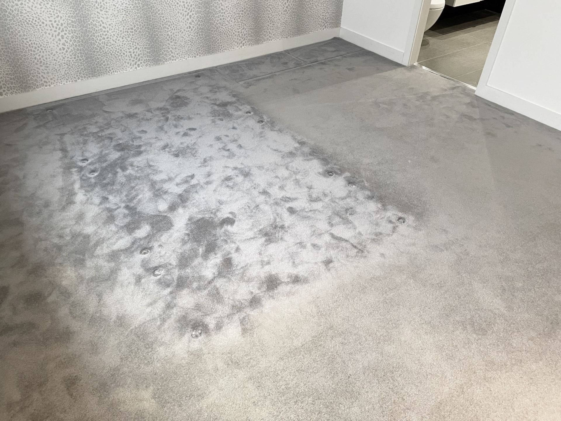 1 x Premium Fitted Bedroom Carpet In Grey (3.9 x 4m) - Ref: REAR-BD/1stFLR - CL742 - Image 5 of 7