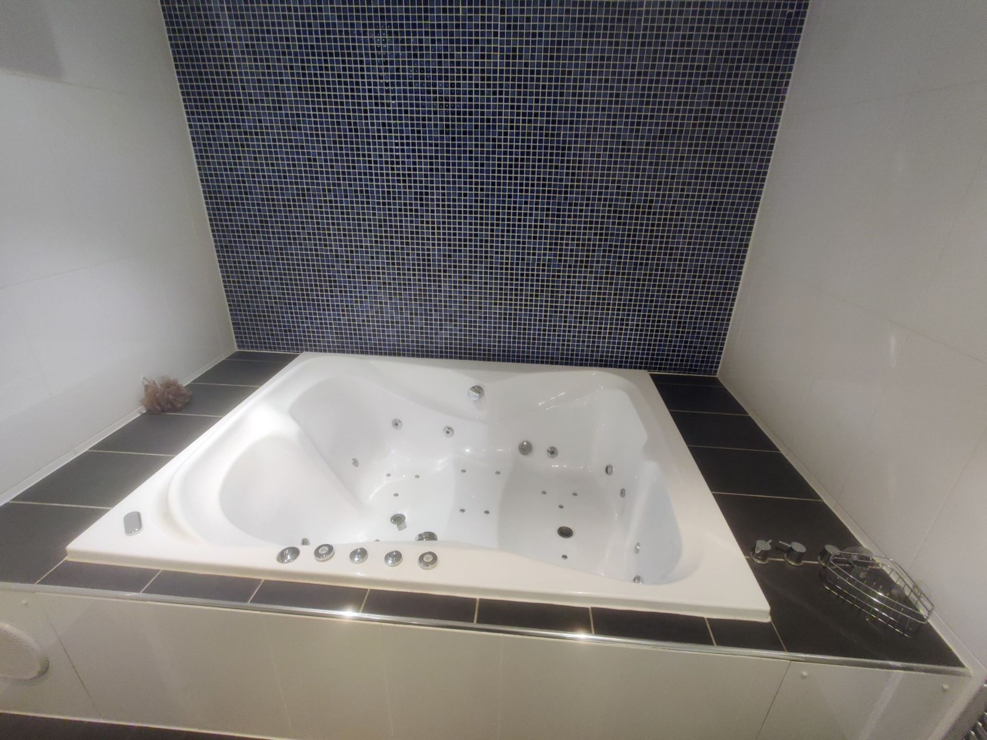 1 x Bronte Jacuzzi Whirlpool Bath - Approx 6.5ft x 5ft Size - Includes Brassware, Water Jets & Pump - Image 3 of 15
