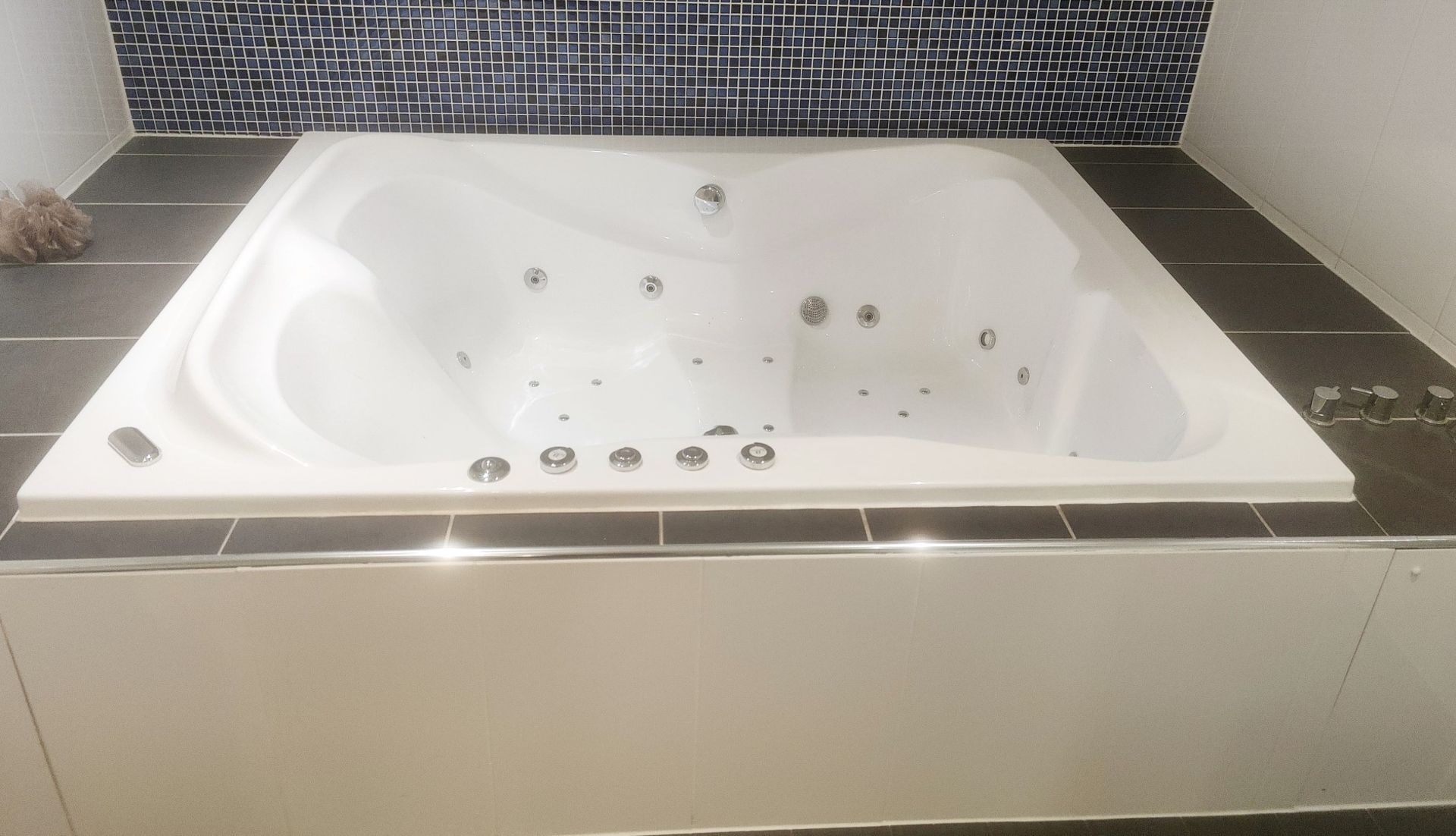 1 x Bronte Jacuzzi Whirlpool Bath - Approx 6.5ft x 5ft Size - Includes Brassware, Water Jets & Pump - Image 7 of 15