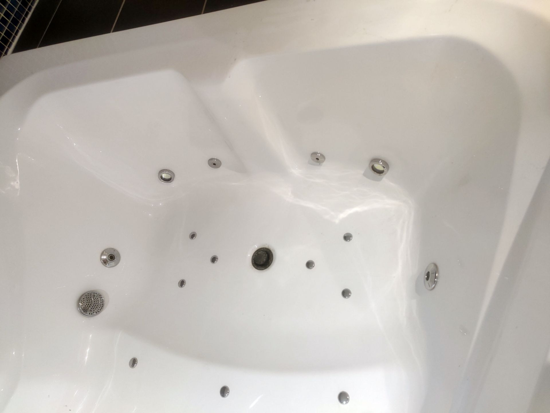 1 x Bronte Jacuzzi Whirlpool Bath - Approx 6.5ft x 5ft Size - Includes Brassware, Water Jets & Pump - Image 5 of 15