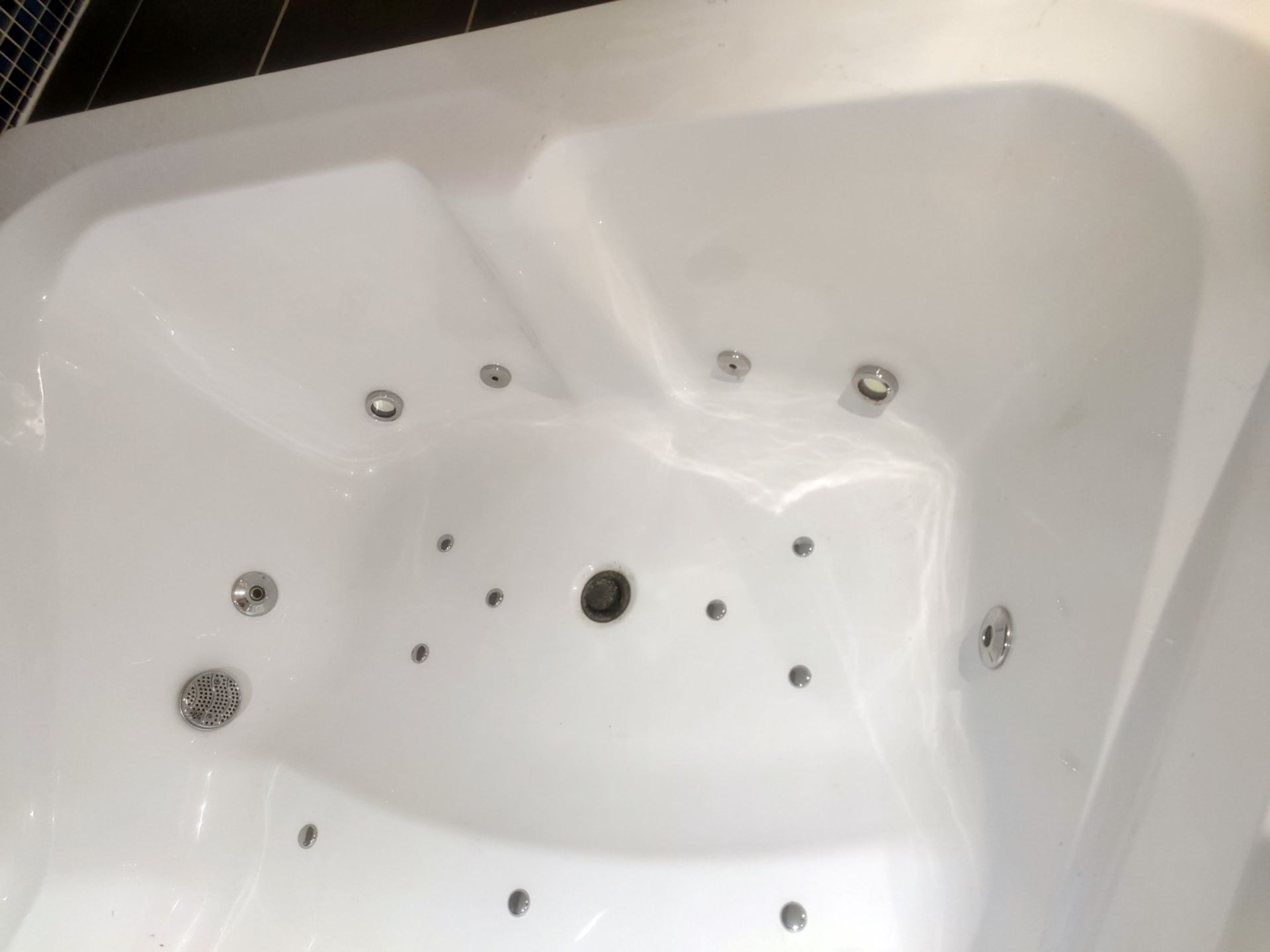 1 x Bronte Jacuzzi Whirlpool Bath - Approx 6.5ft x 5ft Size - Includes Brassware, Water Jets & Pump - Image 6 of 15
