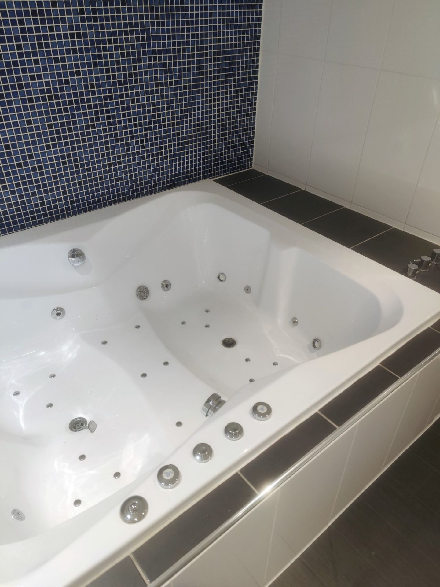 1 x Bronte Jacuzzi Whirlpool Bath - Approx 6.5ft x 5ft Size - Includes Brassware, Water Jets & Pump - Image 13 of 15