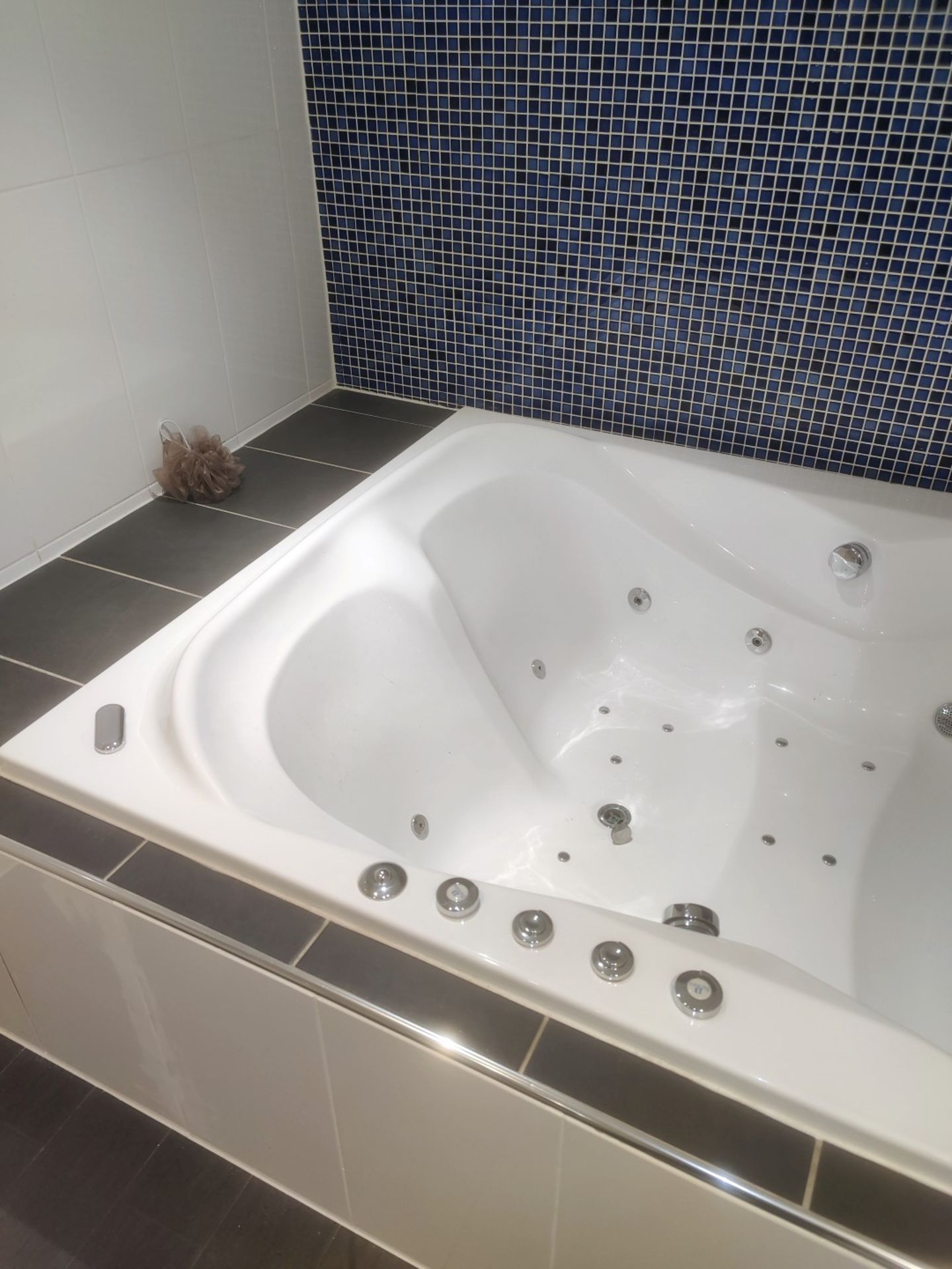 1 x Bronte Jacuzzi Whirlpool Bath - Approx 6.5ft x 5ft Size - Includes Brassware, Water Jets & Pump - Image 15 of 15