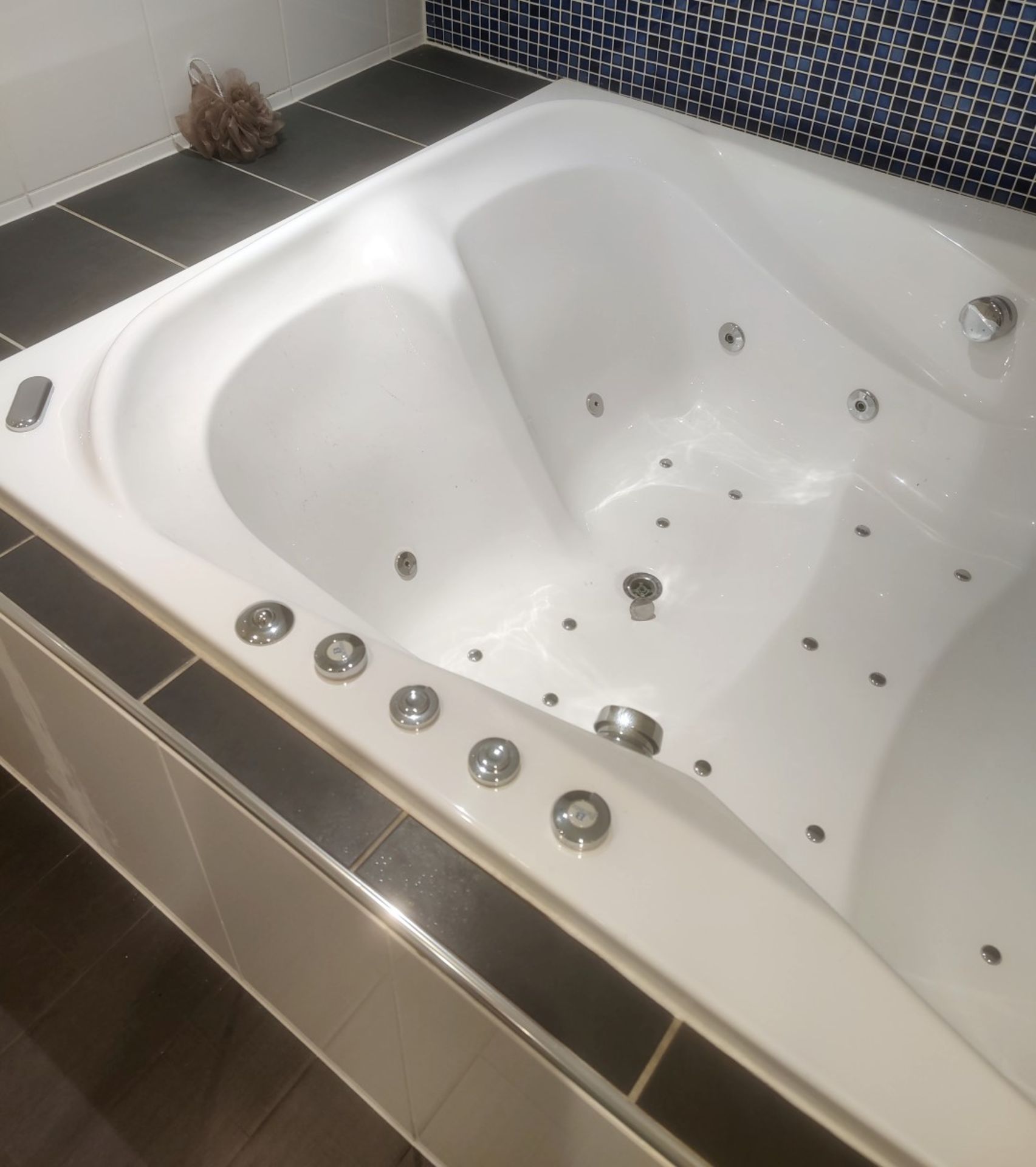 1 x Bronte Jacuzzi Whirlpool Bath - Approx 6.5ft x 5ft Size - Includes Brassware, Water Jets & Pump - Image 9 of 15