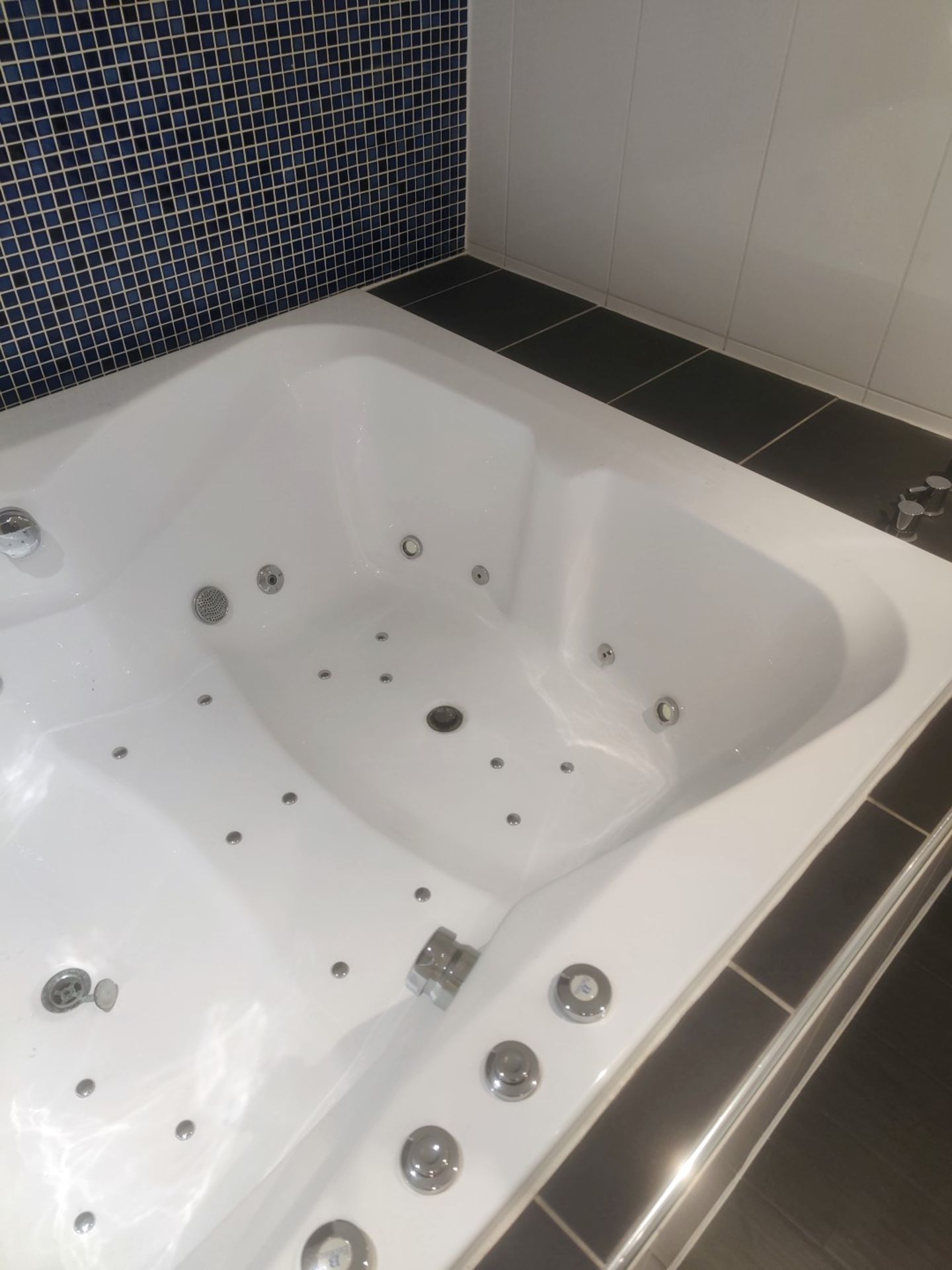 1 x Bronte Jacuzzi Whirlpool Bath - Approx 6.5ft x 5ft Size - Includes Brassware, Water Jets & Pump - Image 8 of 15