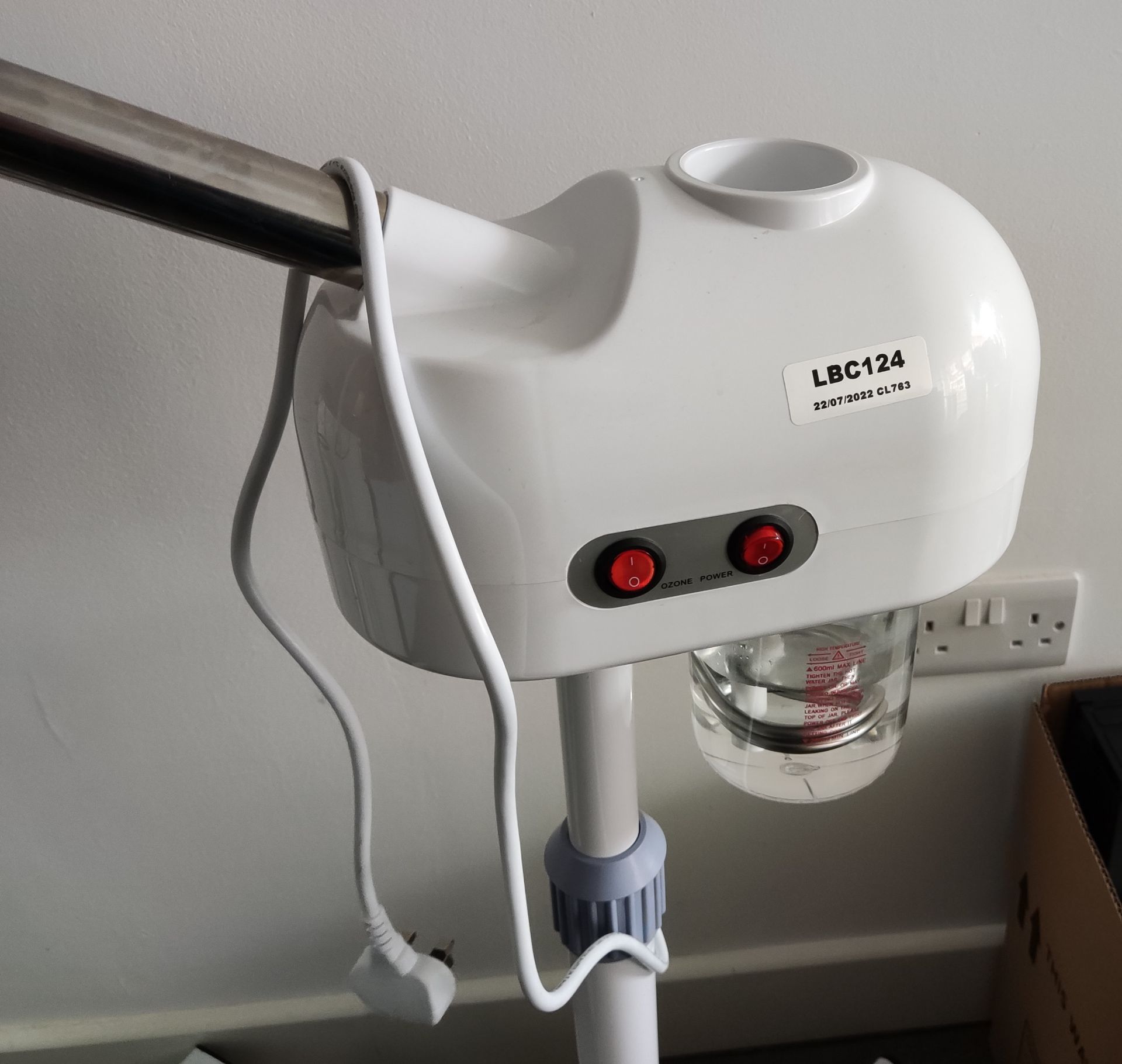 1 x Hot Vapour Professional Facial Steamer - LBC124 - CL763- Location: Sale M33This item is - Image 6 of 6