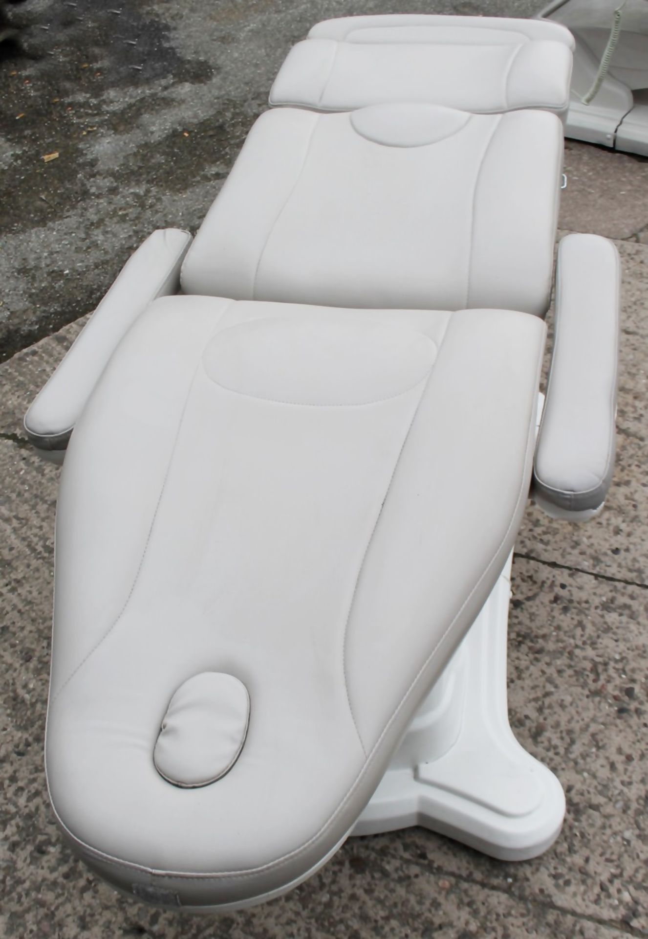 1 x Professional Electric-Hydraulic Adjustable Massage Table Spa Bed - £5 Start No Reserve - Image 2 of 12