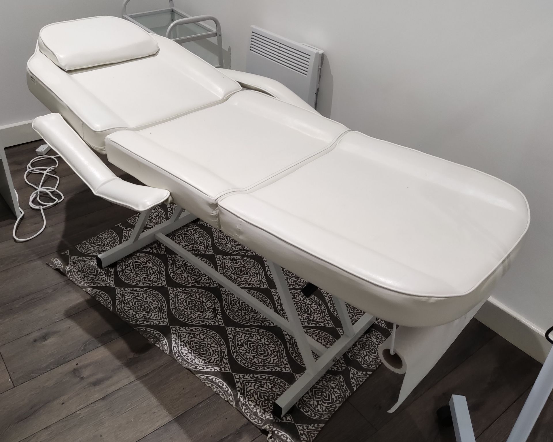 1 x Beauticians Adjustable Treatment Table - LBC111 - CL763- Location: Sale M33Dimensions: 1