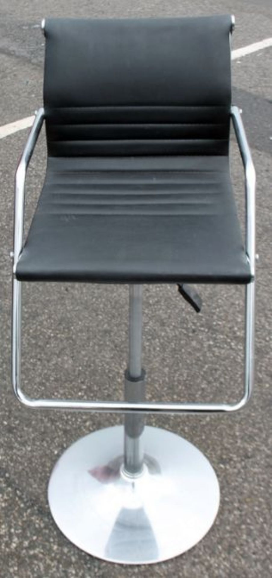 1 x Small Factor / Child's Gas Lift Barbers Chairs - Removed From A Commercial Environment - Ref: - Image 2 of 6