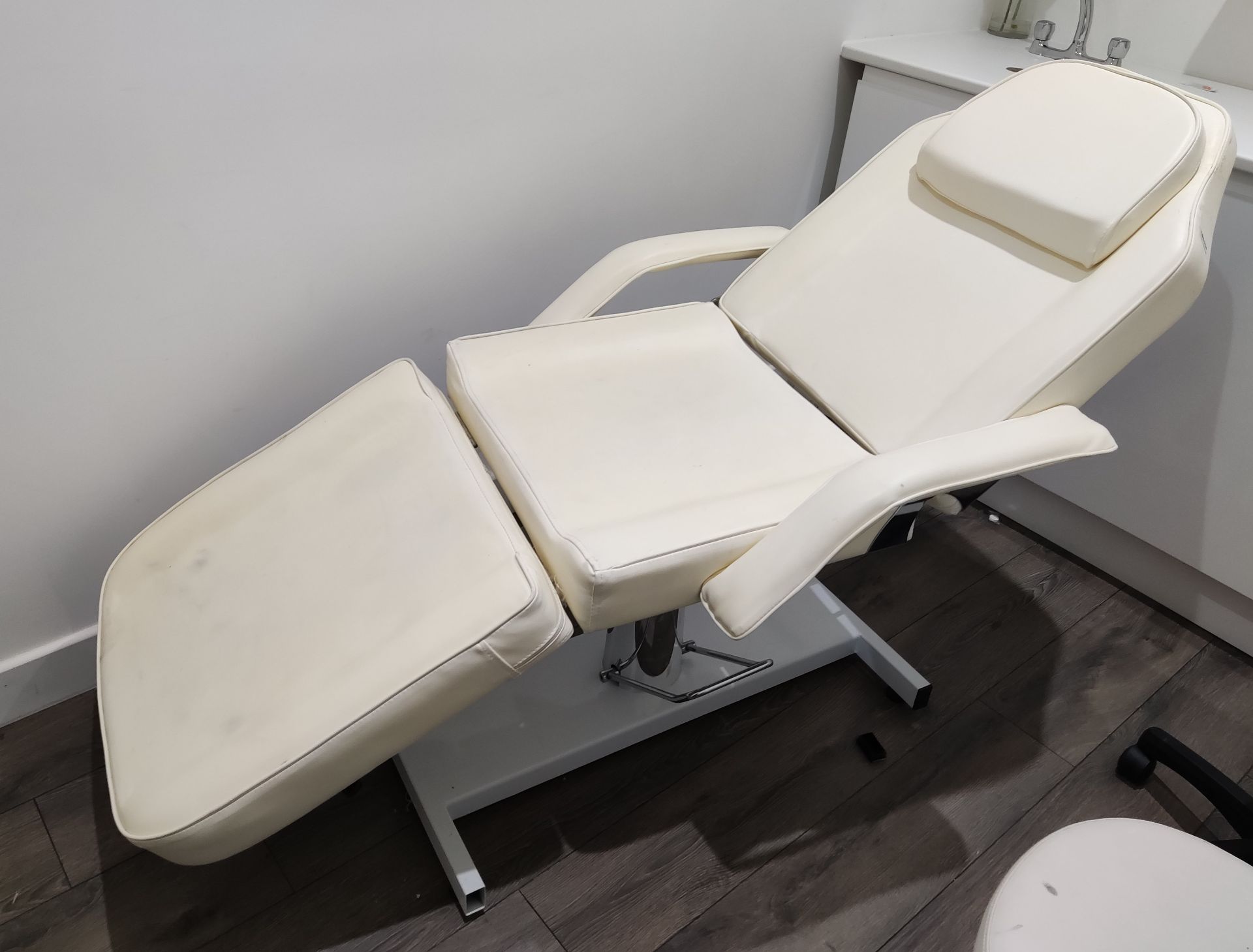 1 x Hydraulic Reclining Treatment Chair - LBC104 - CL763- Location: Sale M33Dimensions: 183 - Image 2 of 6