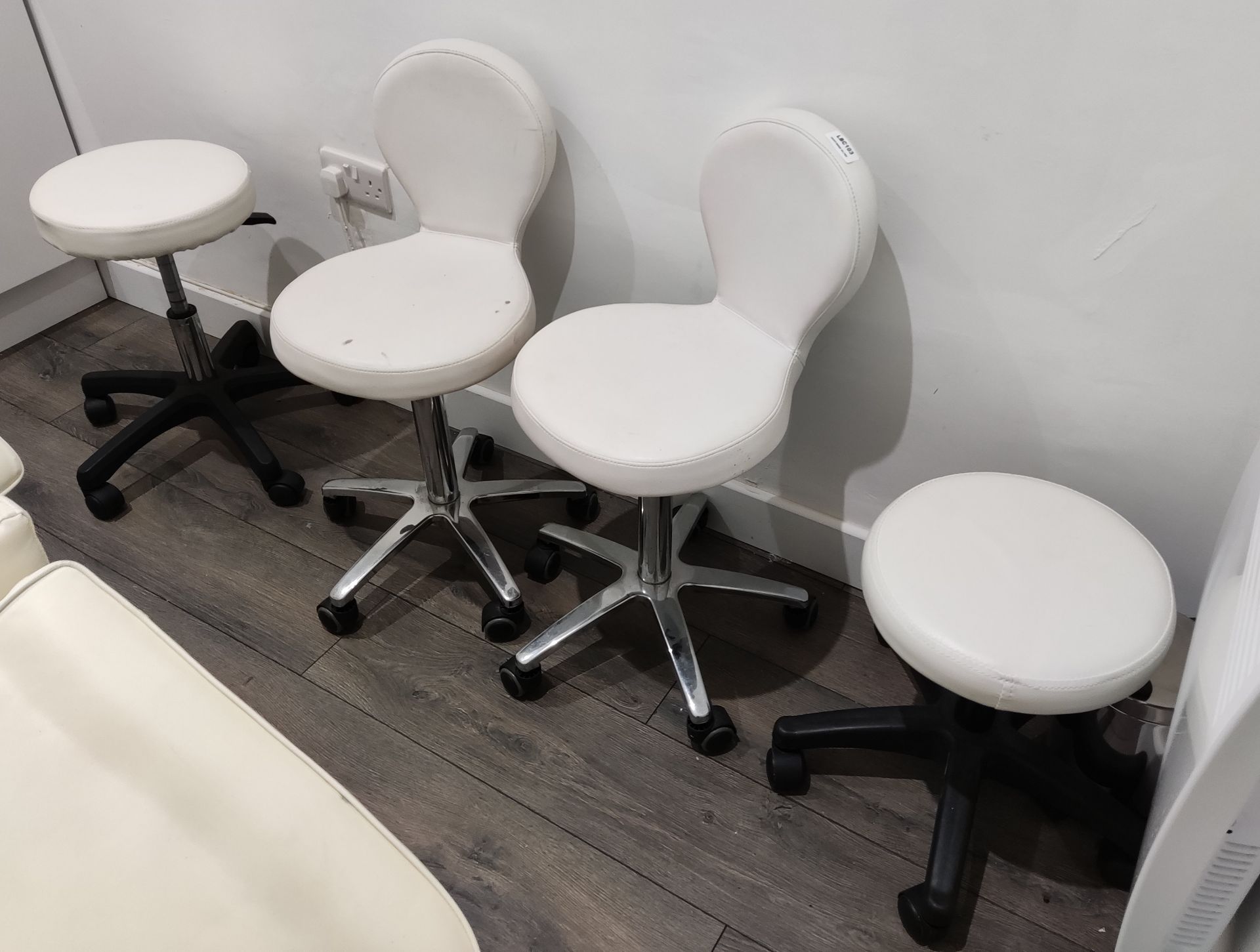 4 x Beauticians Treatment Chairs / Stools - Includes 2 Stools and 2 Seats - LBC103 - CL763- Location - Image 2 of 7