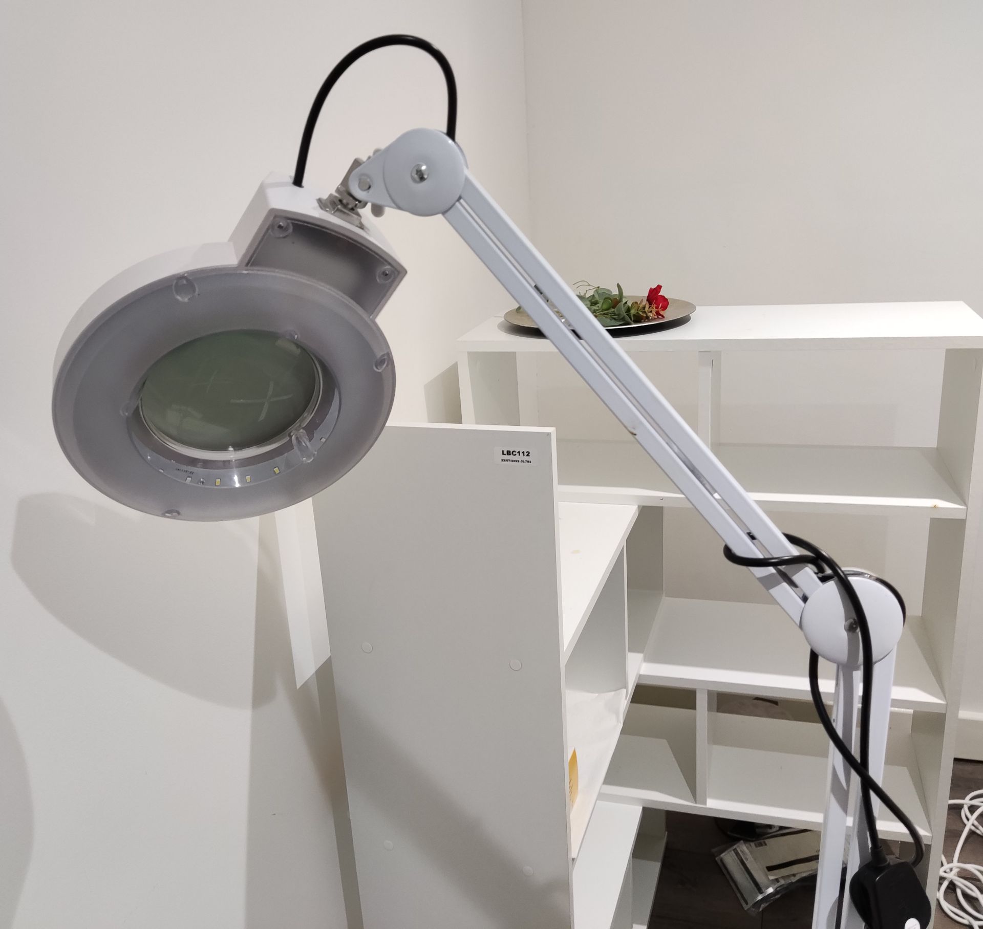 1 x Beauty Salon Wheeled Magnifying LED Treatment Light - LBC114 - CL763- Location: Sale M33 - Image 3 of 5