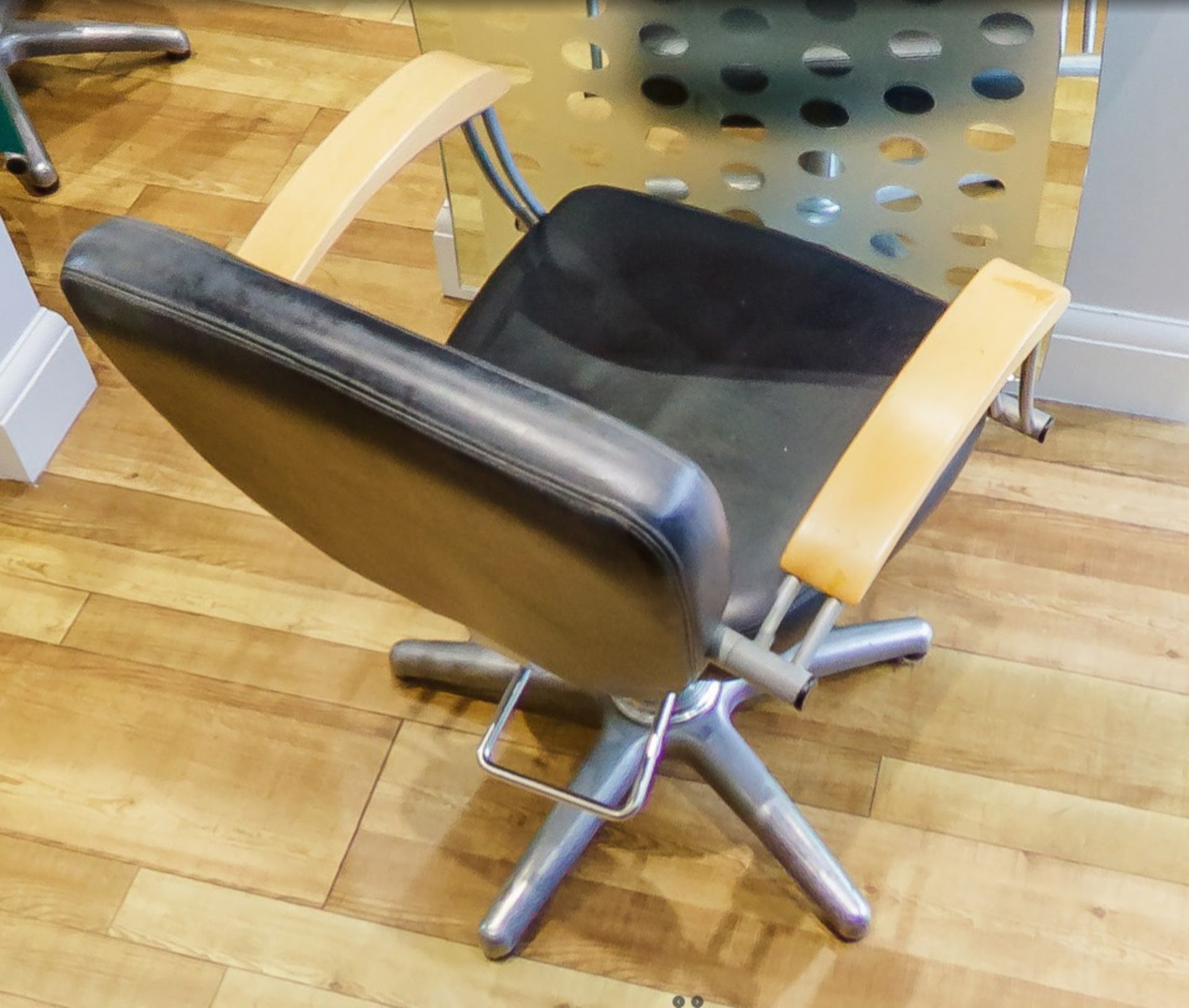 1 x Adjustable Black Hydraulic Barber Hairdressing Chair - Recently Removed From A Boutique Hair - Image 3 of 10