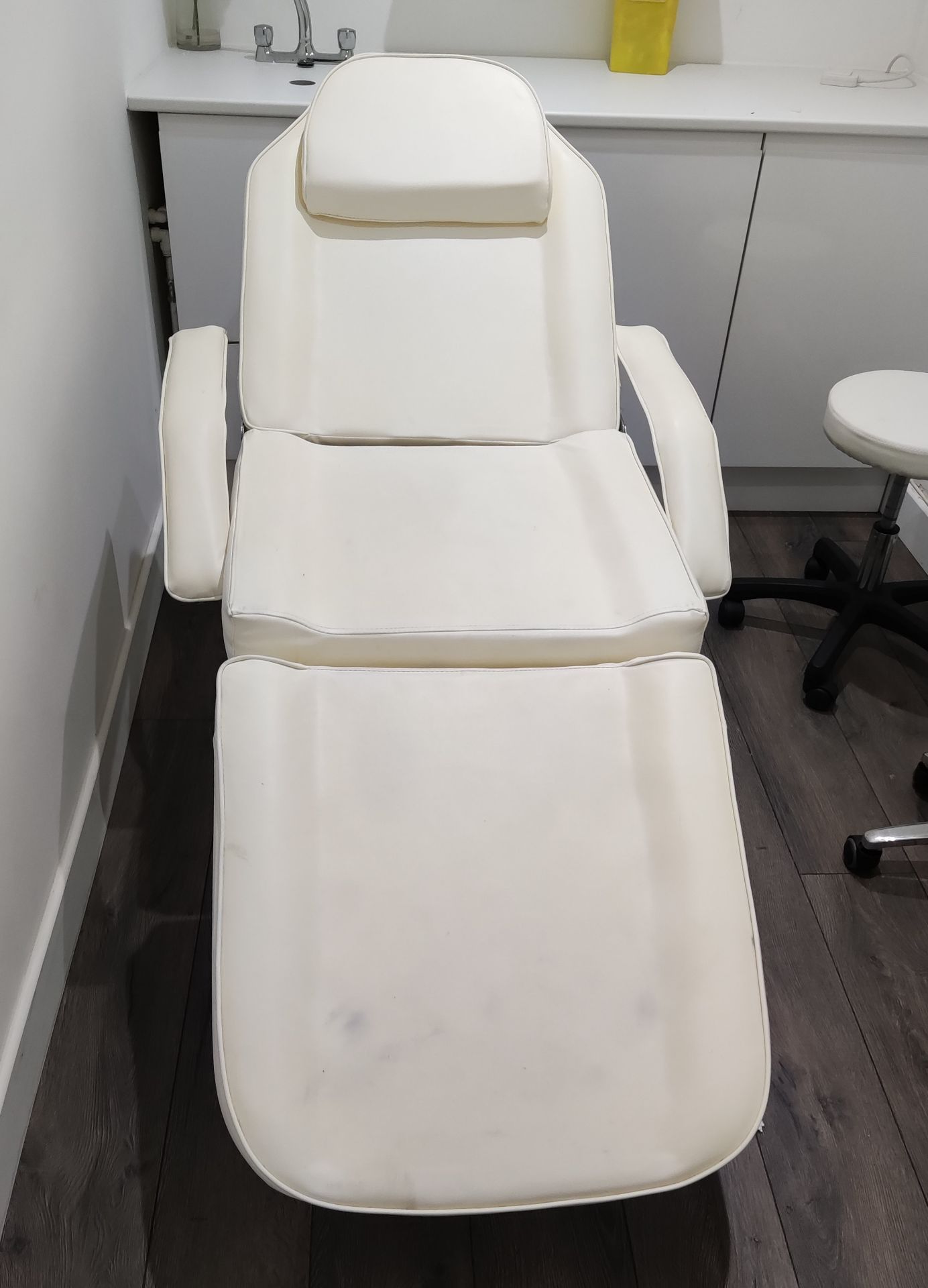 1 x Hydraulic Reclining Treatment Chair - LBC104 - CL763- Location: Sale M33Dimensions: 183