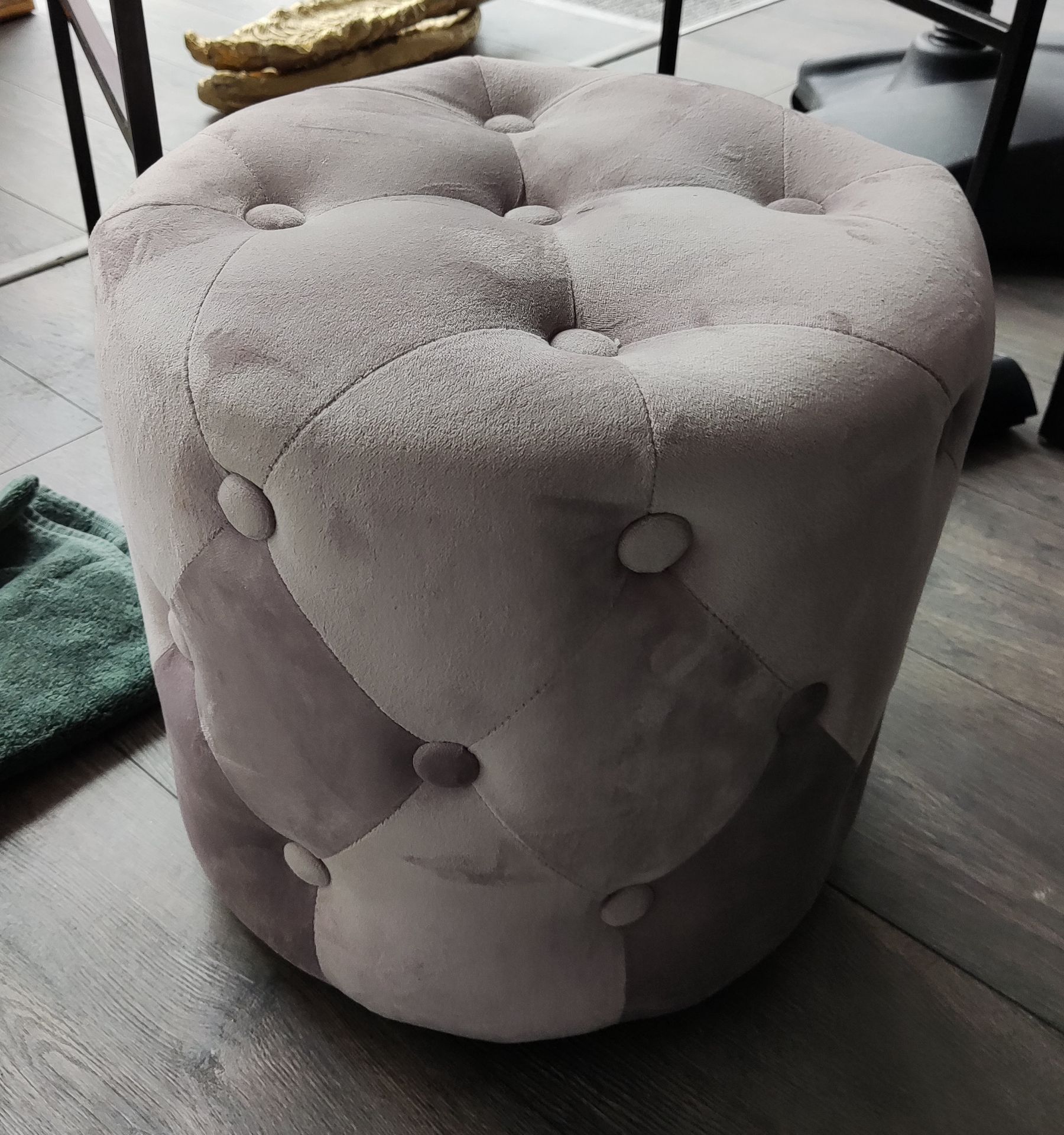 1 x Velvet Round Buttoned Pouffe - LBCTBC - CL763- Location: Sale M33Dimensions: 34cm (h)<BR - Image 2 of 3