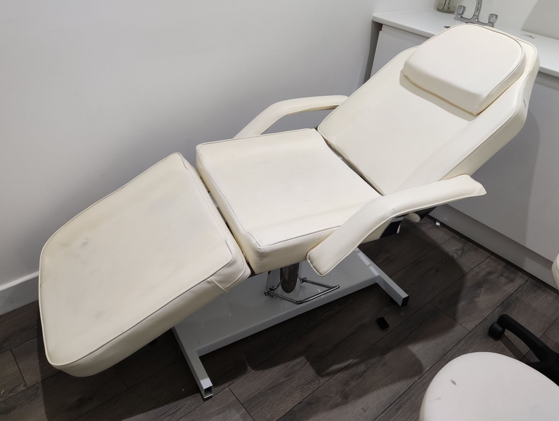 1 x Hydraulic Reclining Treatment Chair - LBC104 - CL763- Location: Sale M33Dimensions: 183 - Image 3 of 6