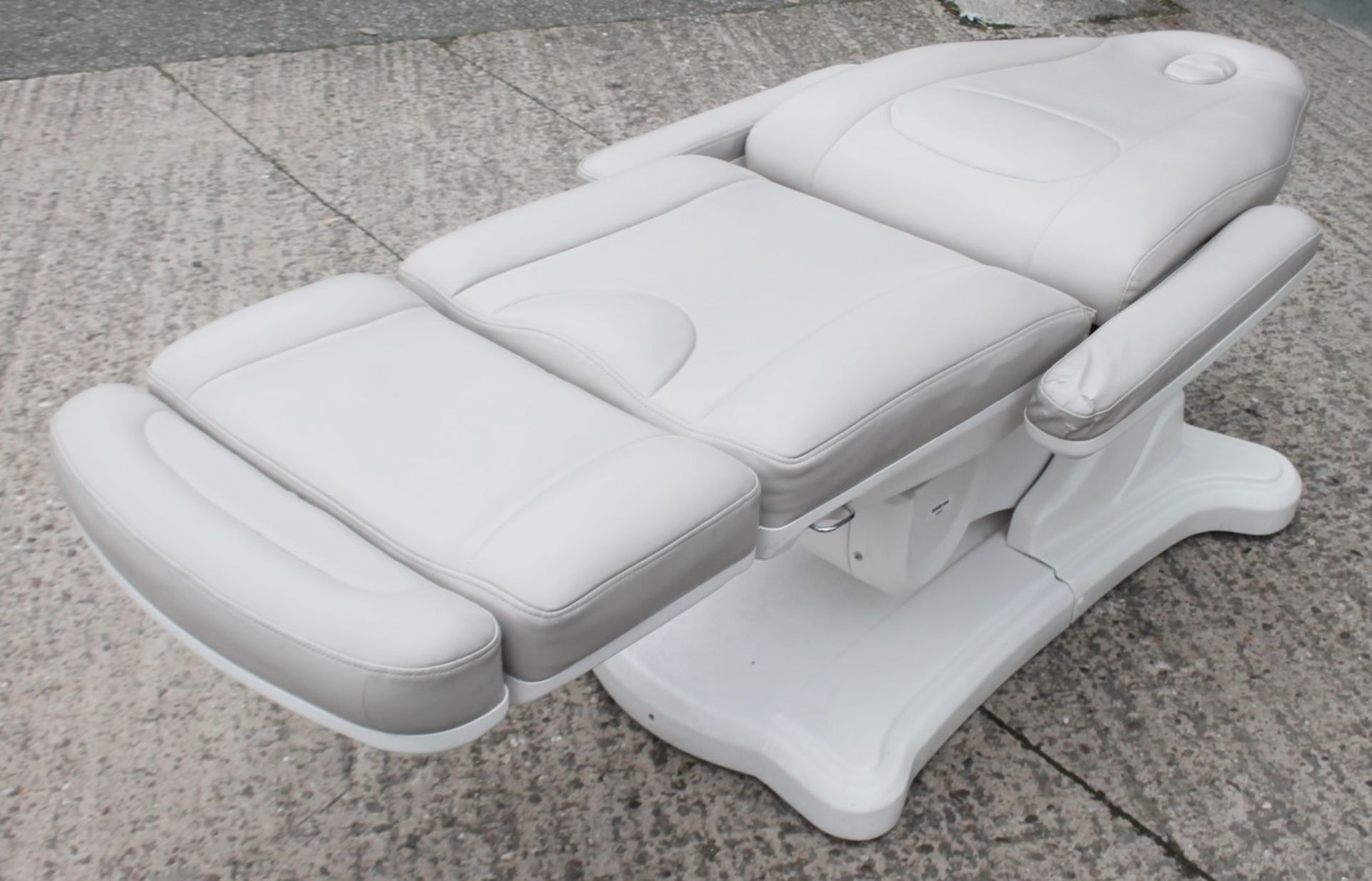 1 x Professional Electric-Hydraulic Adjustable Massage Table Spa Bed - £5 Start No Reserve