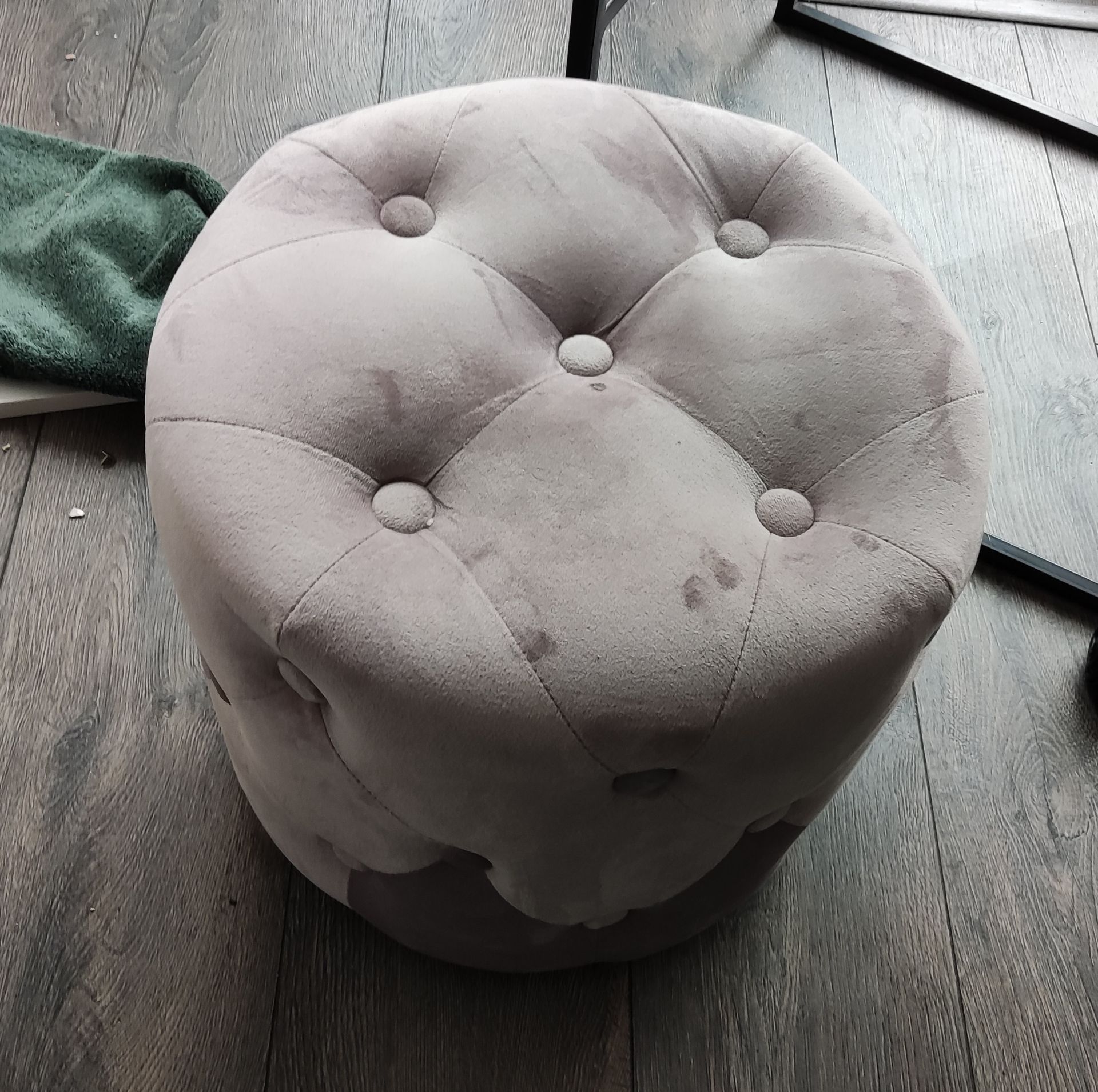 1 x Velvet Round Buttoned Pouffe - LBCTBC - CL763- Location: Sale M33Dimensions: 34cm (h)<BR - Image 3 of 3