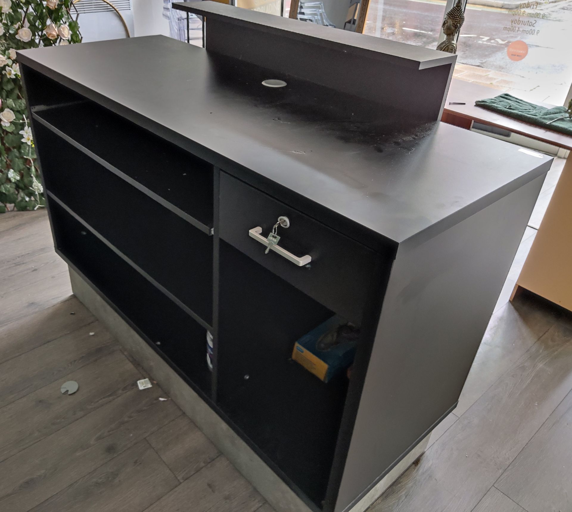 1 x Beauticians Reception Counter With Lockable Drawer - Includes Key - LBC135 - CL763- Location: Sa - Image 2 of 5