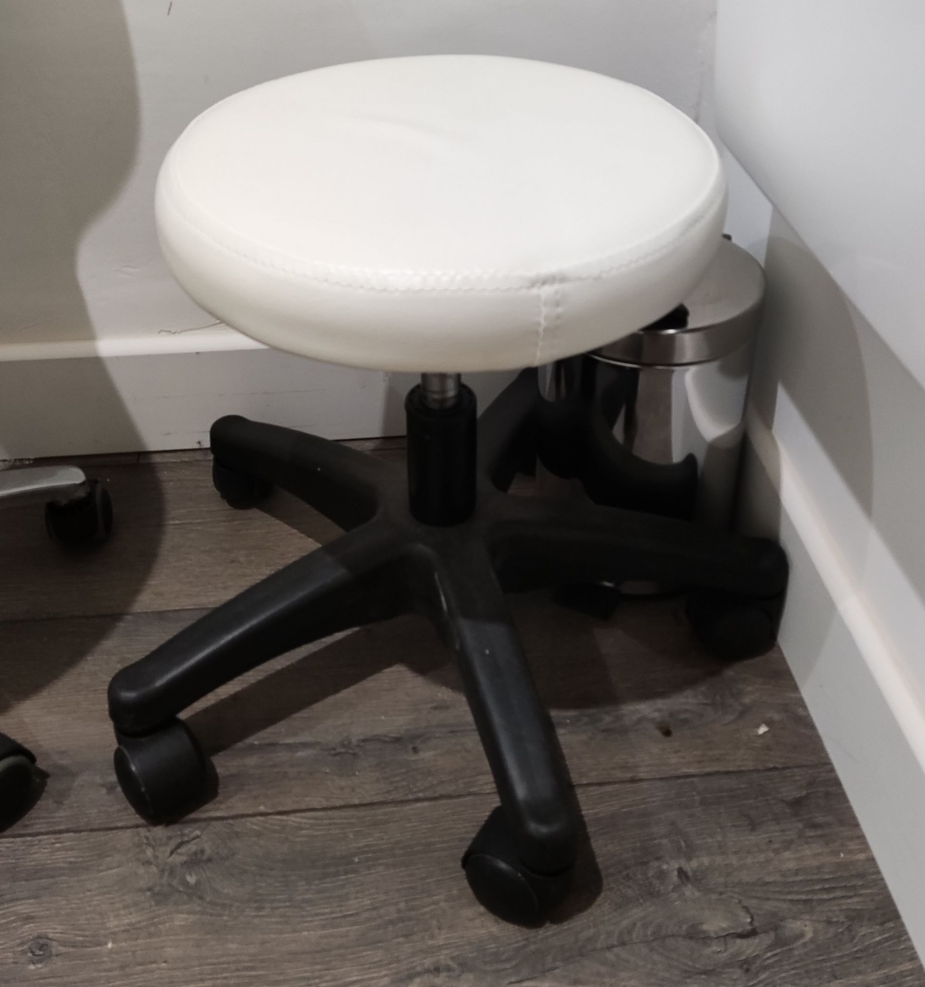 4 x Beauticians Treatment Chairs / Stools - Includes 2 Stools and 2 Seats - LBC103 - CL763- Location - Image 4 of 7