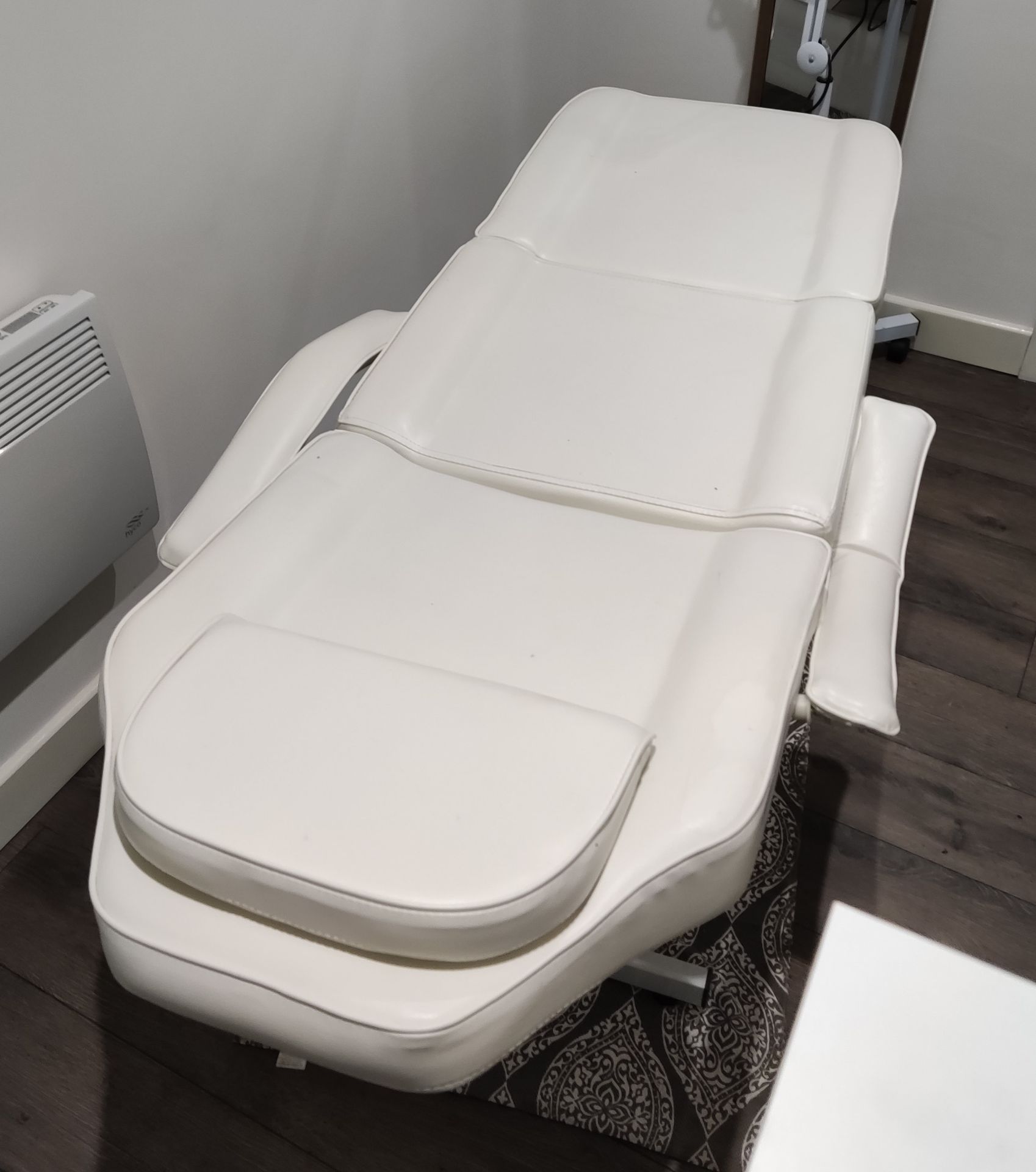 1 x Beauticians Adjustable Treatment Table - LBC111 - CL763- Location: Sale M33Dimensions: 1 - Image 4 of 5