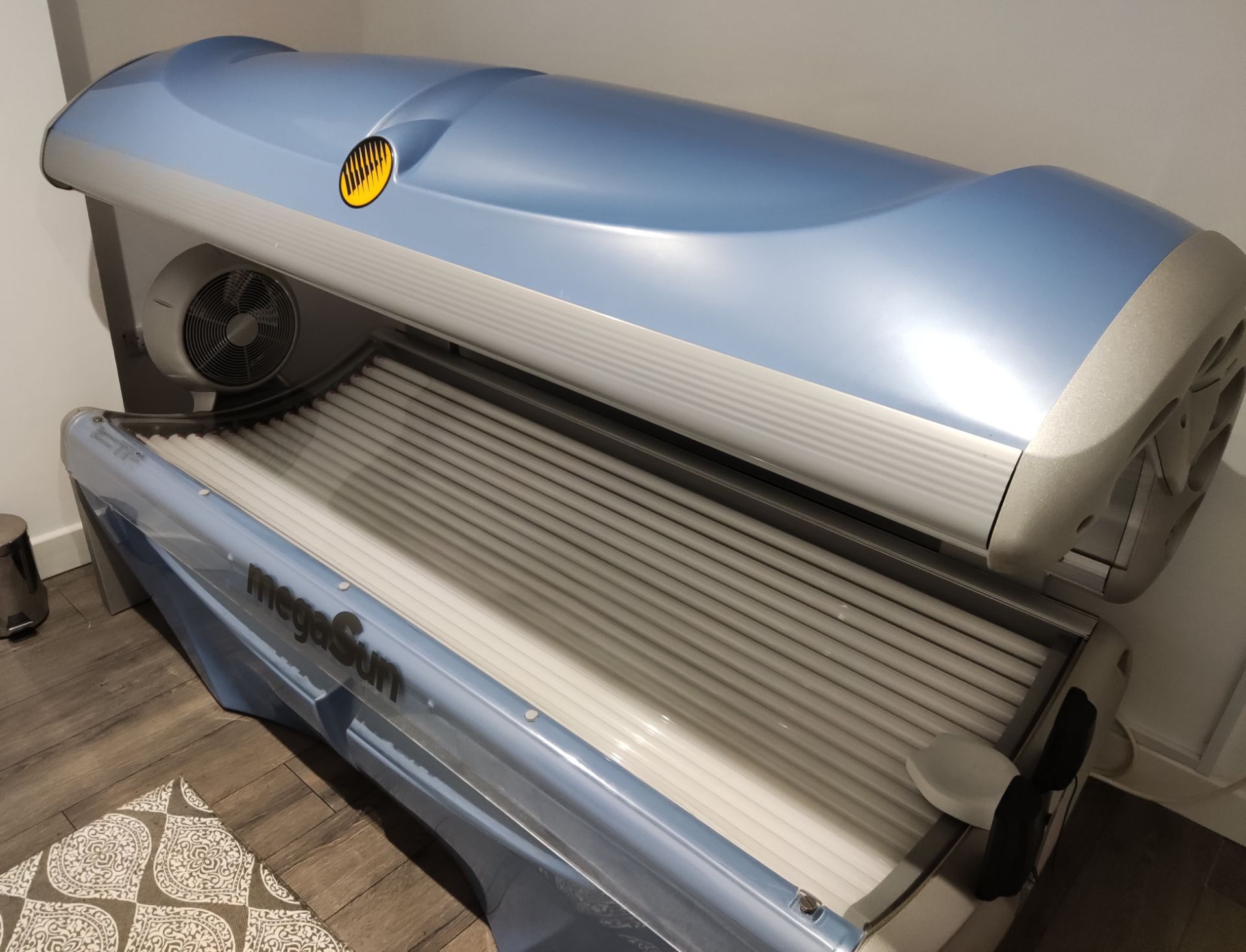 1 x Megasun XXL Super Power 3500 Commercial Sunbed - LBC100 - CL763- Location: Sale M33Buyer - Image 2 of 15