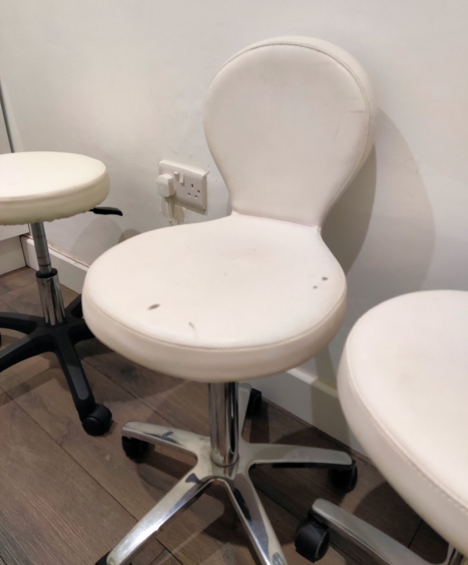 4 x Beauticians Treatment Chairs / Stools - Includes 2 Stools and 2 Seats - LBC103 - CL763- Location - Image 6 of 7