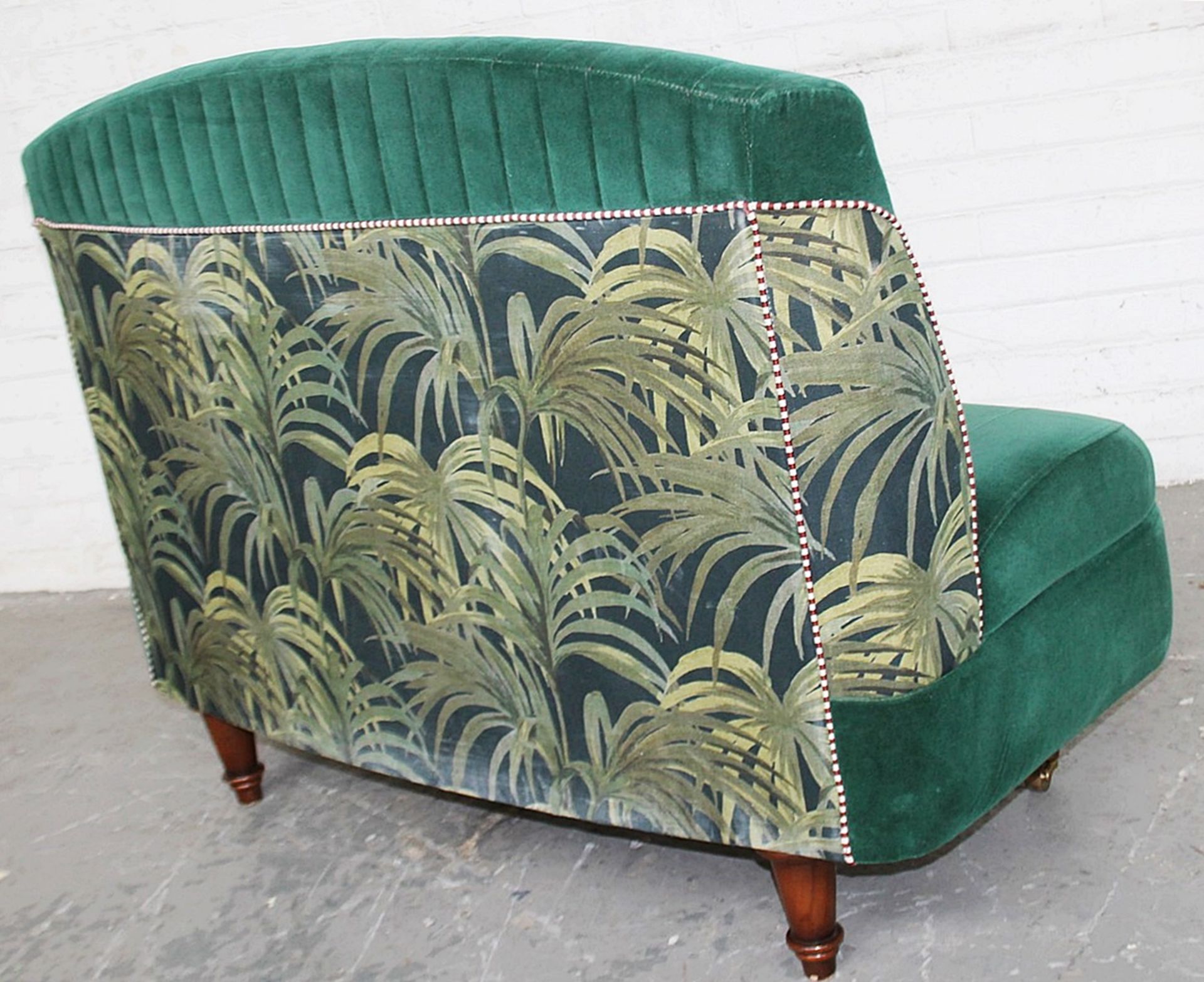 1 x Commercial Freestanding 2-Seater Booth Seating Sofa In A Deep Green Velvet With A Bespoke - Image 3 of 5