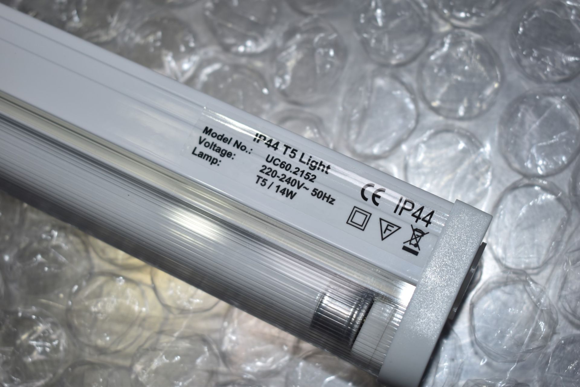 10 x Bathroom Light Fittings - IP44 Waterproof T5 14w Fluorescent Lights With Built-In Electronic - Image 5 of 11