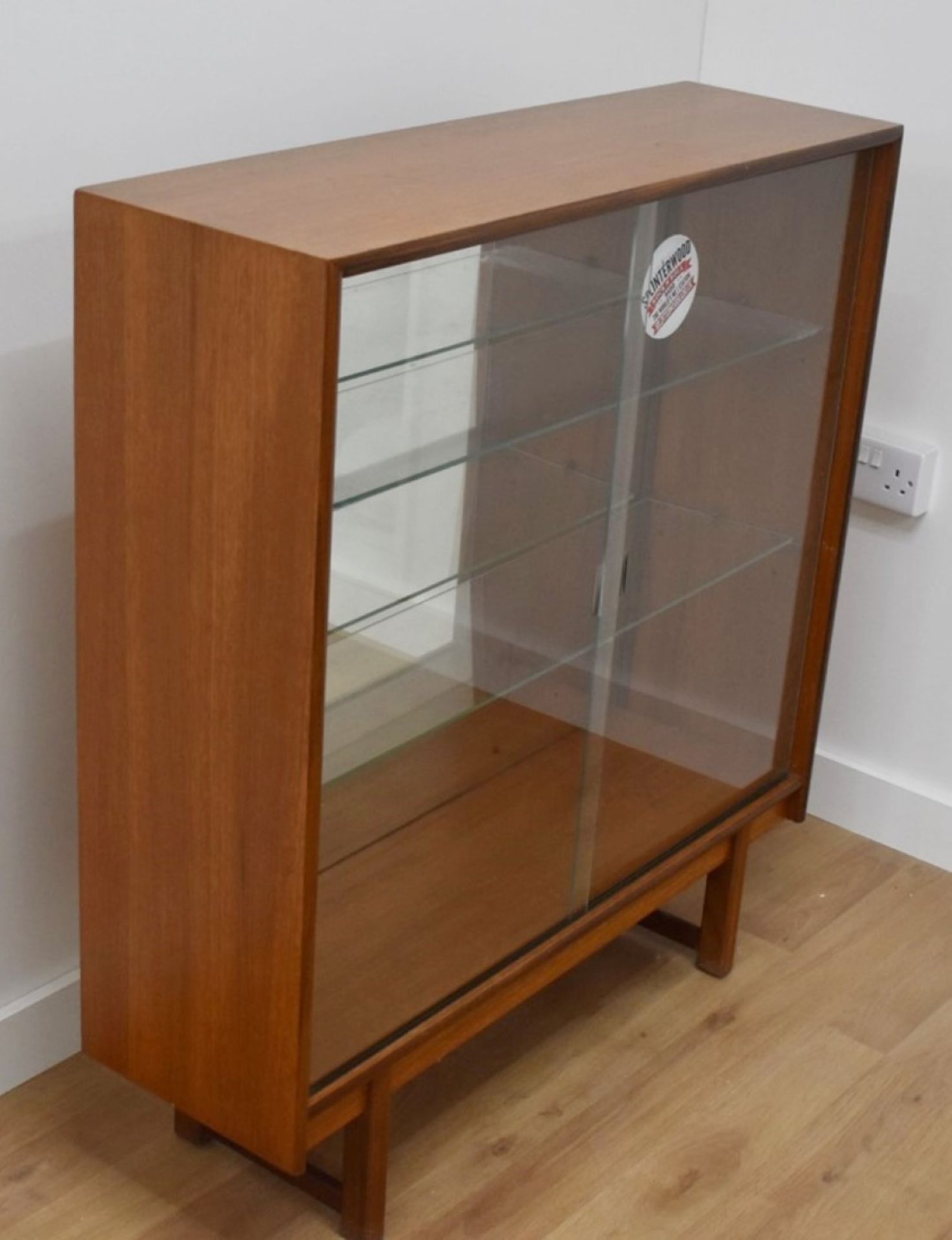 1 x Vintage Teak Display Cabinet With Internal Shelves and Sliding Doors - Image 5 of 6