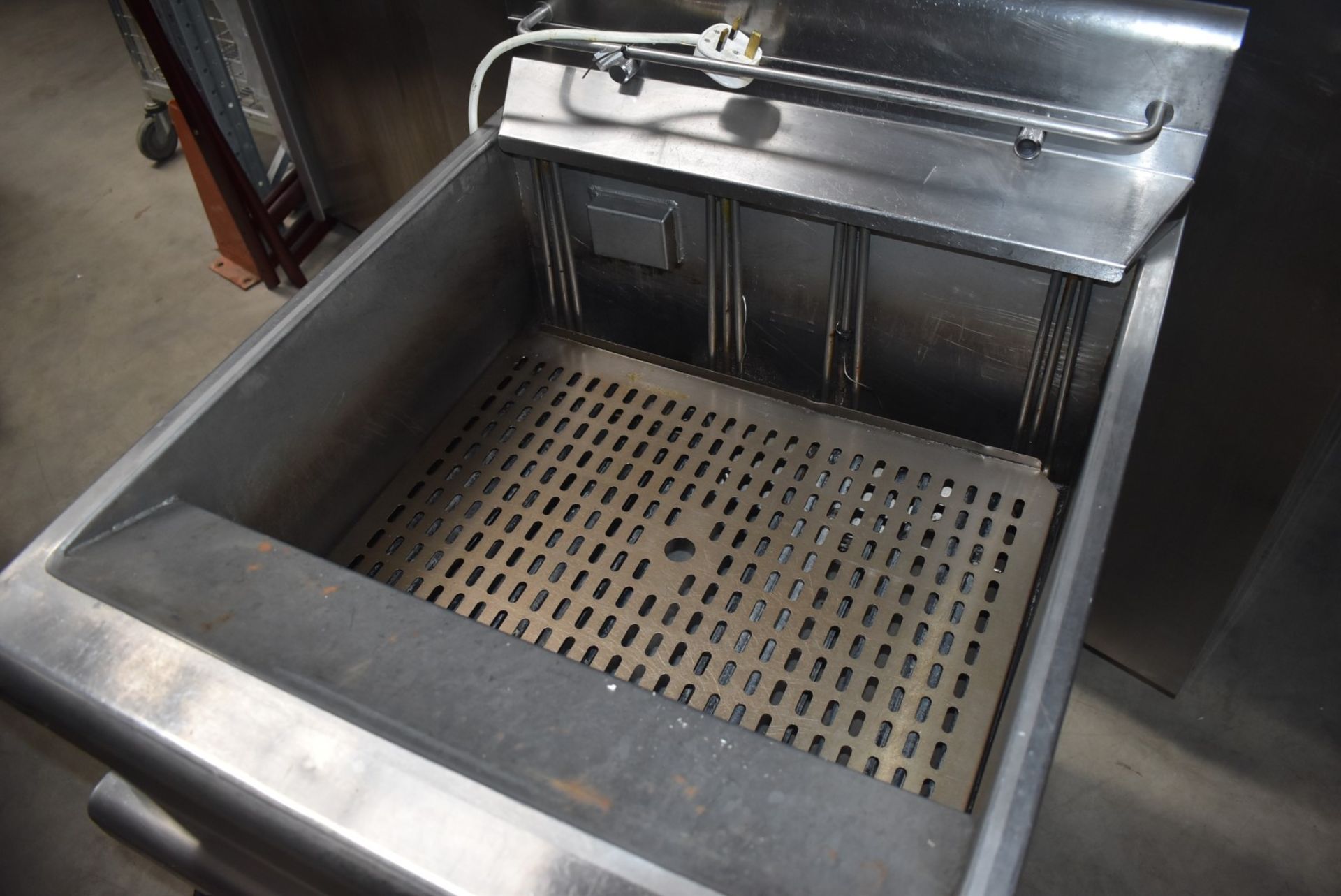1 x Lincat Opus 700 Single Tank Electric Fryer With Built In Filtration - 3 Phase - Approx RRP £3000 - Image 6 of 15