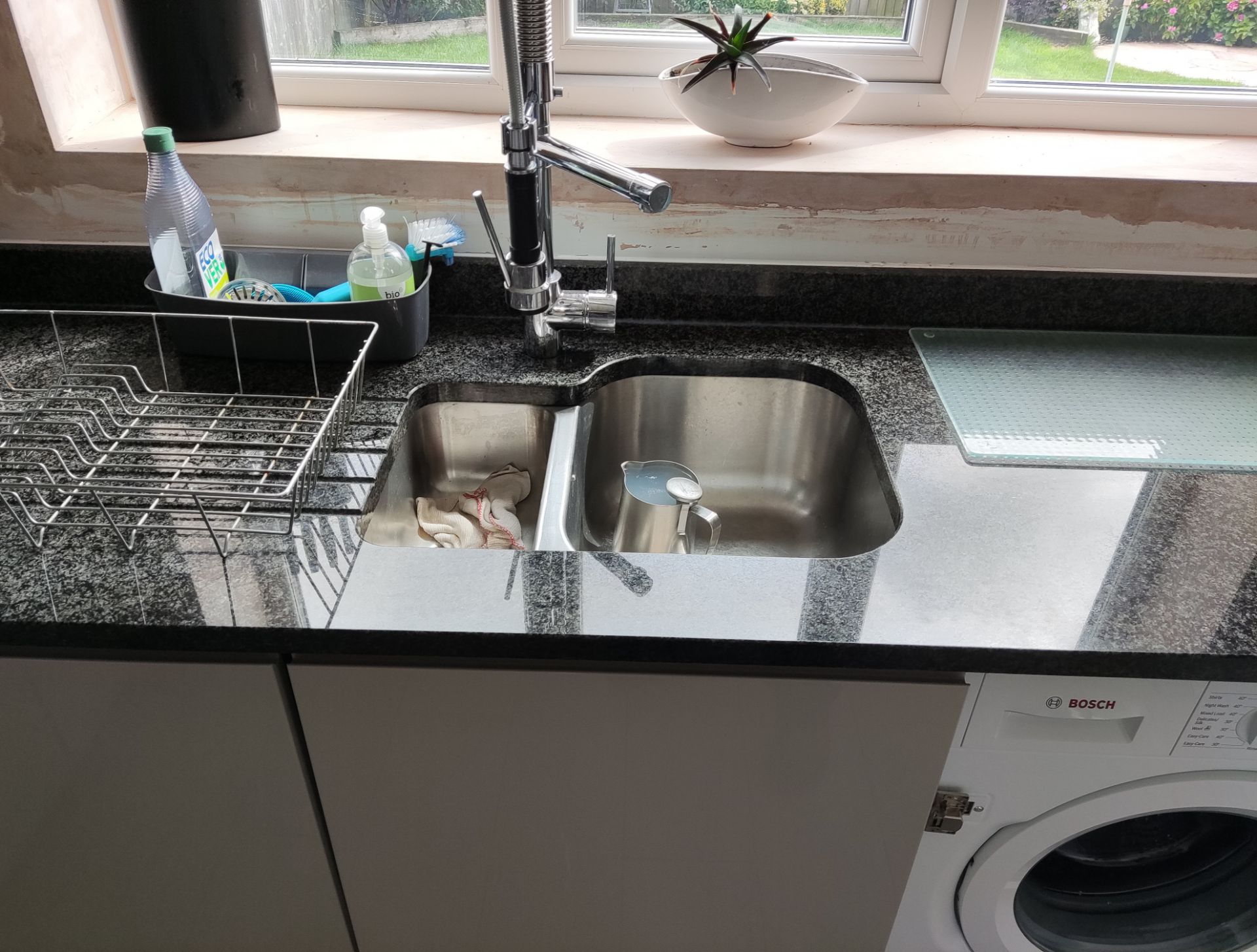 1 x Modern Handleless Kitchen With Granite Worktops - CL770 - NO VAT ON THE HAMMER - Location: - Image 14 of 57