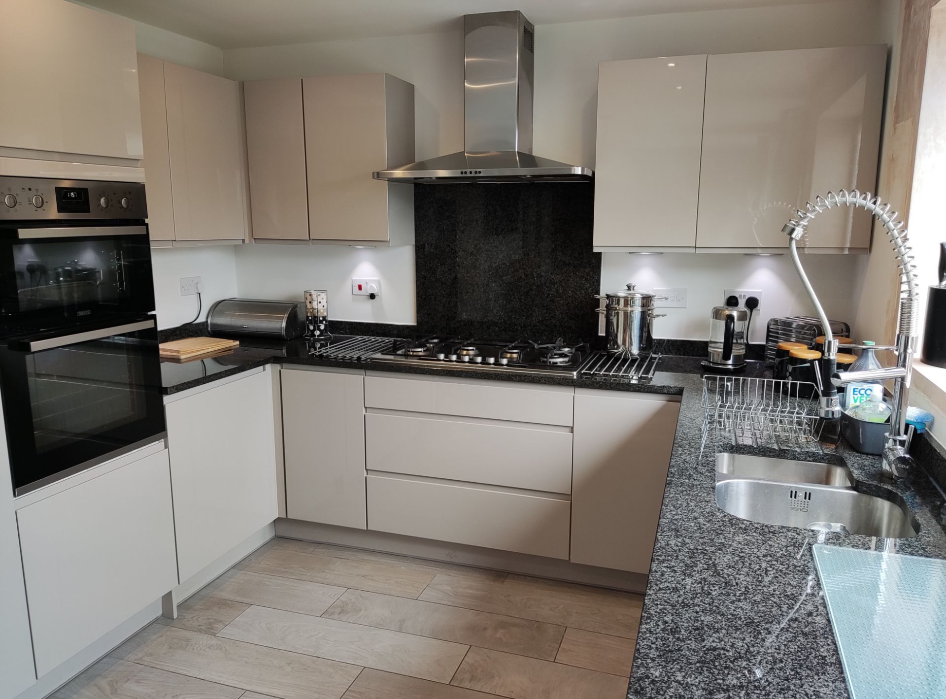 1 x Modern Handleless Kitchen With Granite Worktops - CL770 - NO VAT ON THE HAMMER - Location: - Image 52 of 57