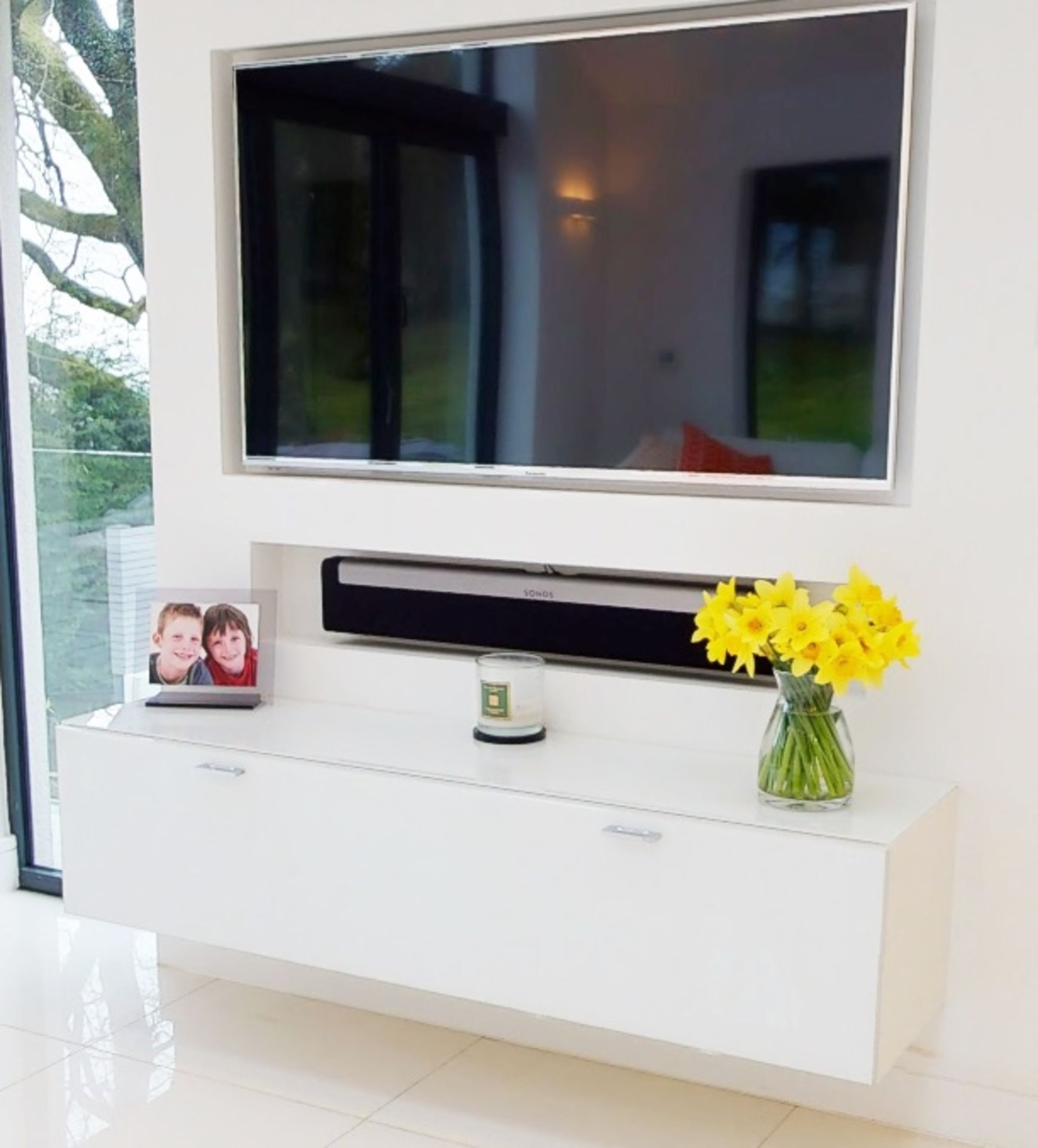 1 x Sleek Modern Floating TV 2-Door Cabinet In White - Ref: Room - CL775 - NO VAT ON THE HAMMER - Image 2 of 4