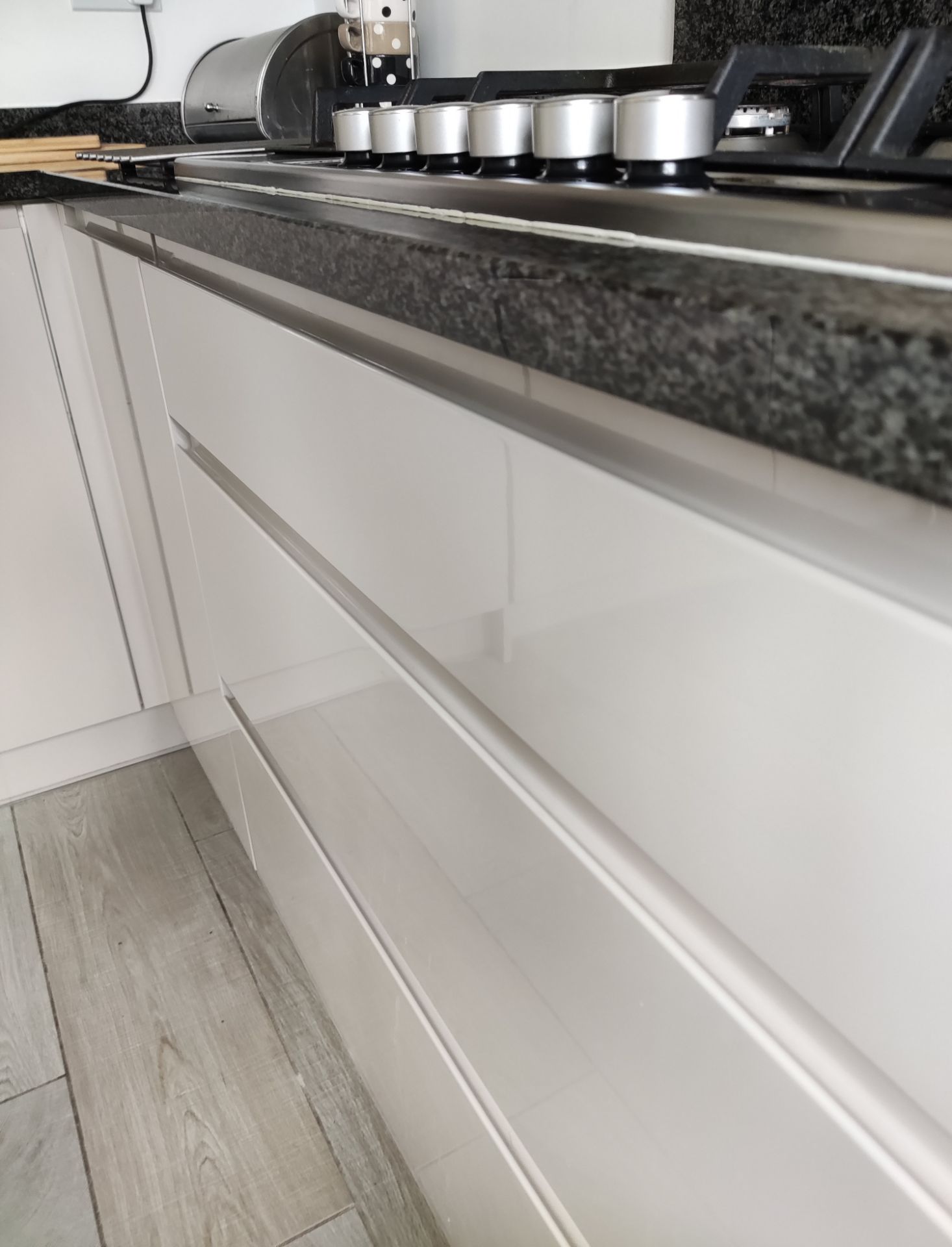 1 x Modern Handleless Kitchen With Granite Worktops - CL770 - NO VAT ON THE HAMMER - Location: - Image 32 of 57