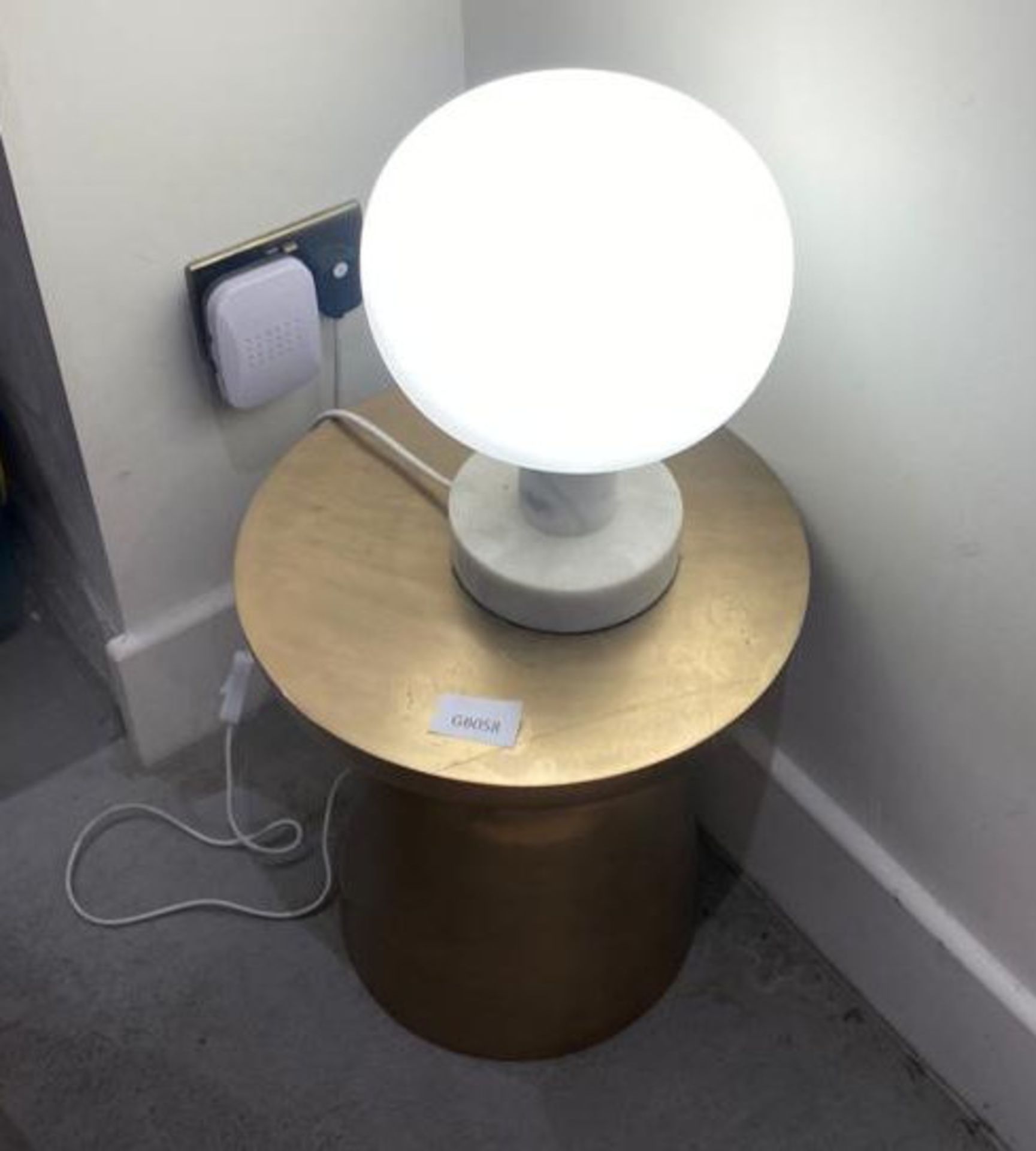 1 x Gold Round Metal Table With Table Lamp - Size: 400mm diameter x 400mm (h) - CL776 - Ref: GB058 - - Image 2 of 2