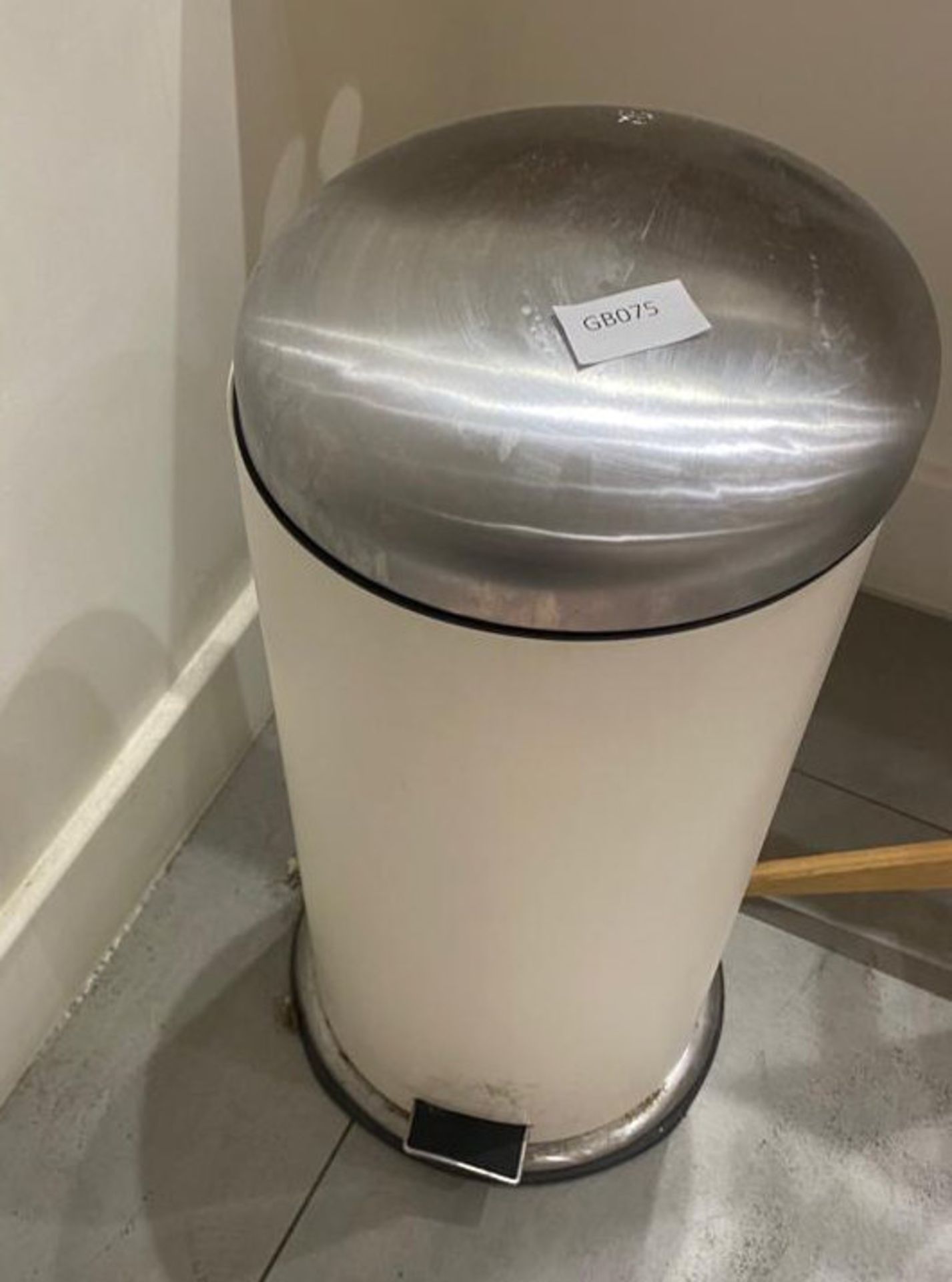1 x Round Metal Pedal Bin In Cream - Size: 350mm x 700mm - CL776 - Ref: GB075 - Location: London - Image 2 of 2