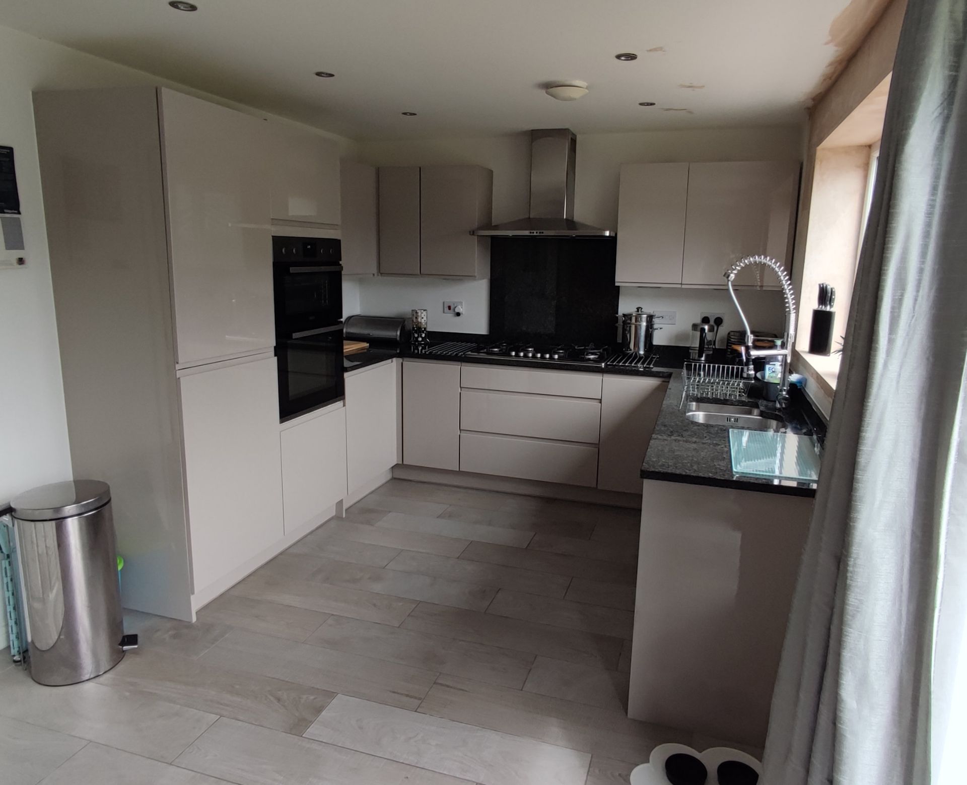 1 x Modern Handleless Kitchen Featuring Granite Worktops, A Double Oven, And Under-lighting - NO VAT - Image 13 of 56