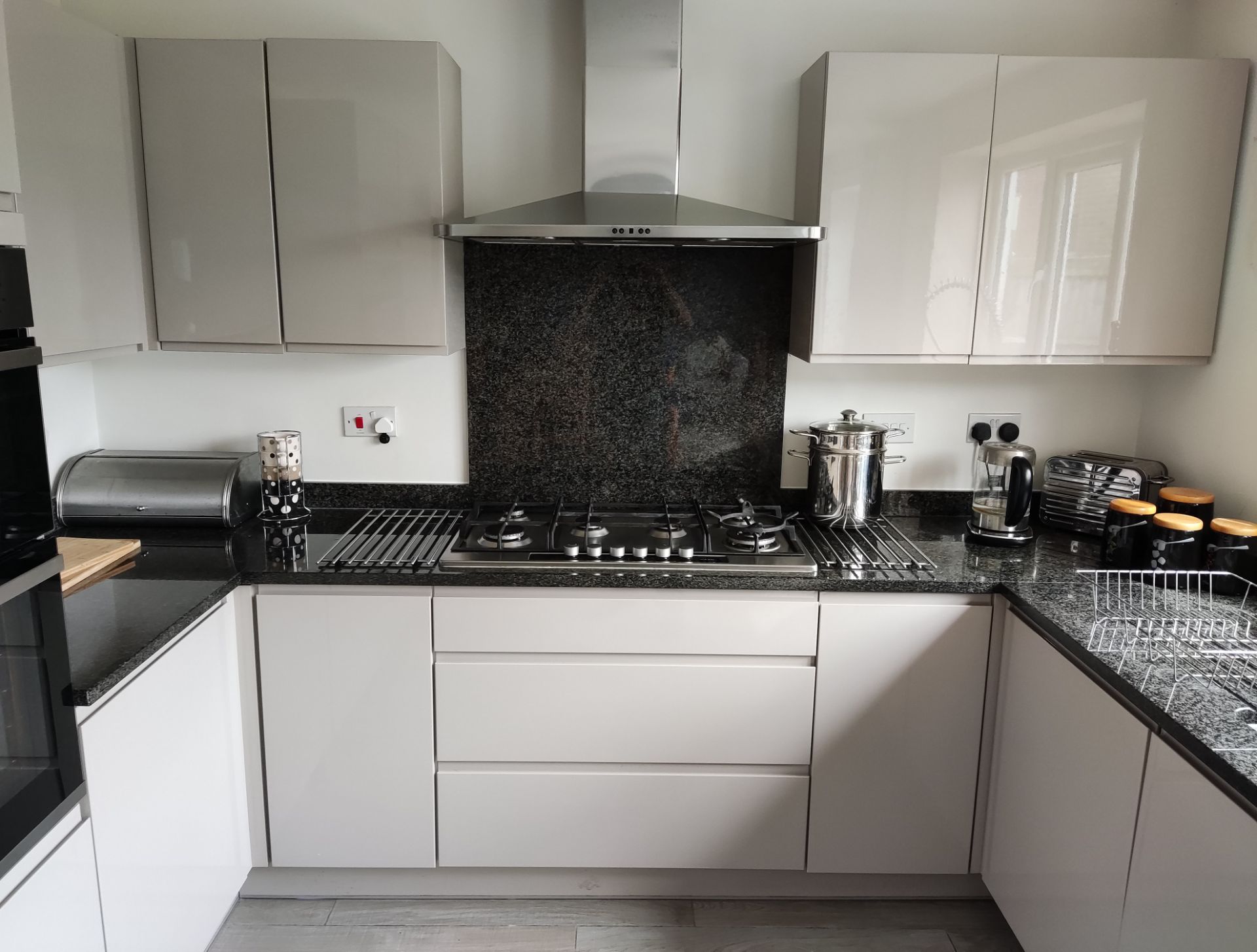 1 x Modern Handleless Kitchen Featuring Granite Worktops, A Double Oven, And Under-lighting - NO VAT - Image 20 of 56