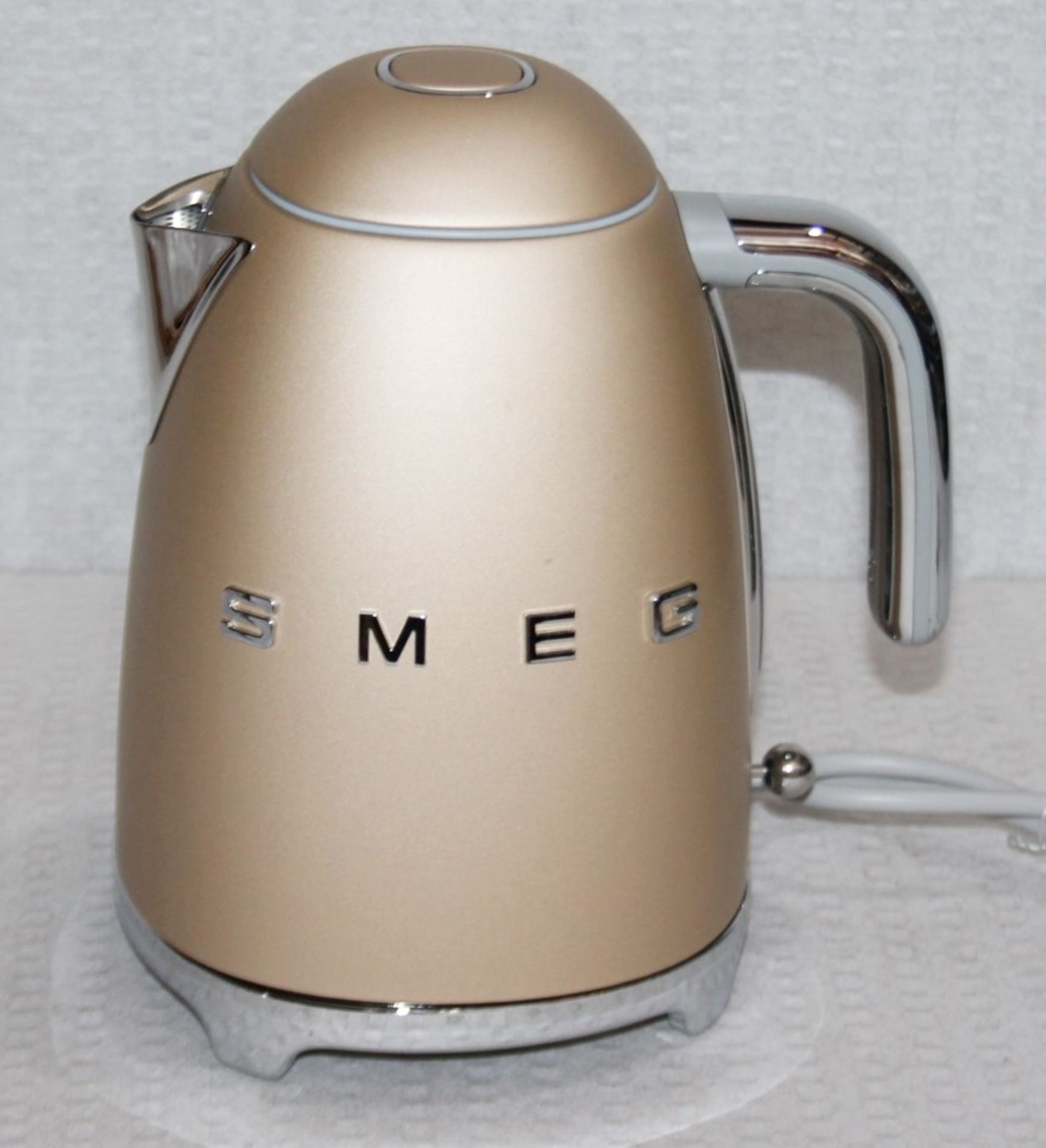 1 x SMEG 50S Style Matte Champagne Kettle - Original Price £179.95 - Unused Boxed Stock - Ref: