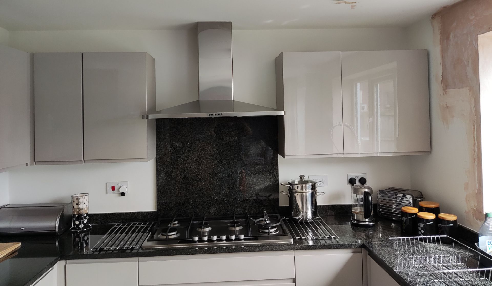 1 x Modern Handleless Kitchen Featuring Granite Worktops, A Double Oven, And Under-lighting - NO VAT - Image 49 of 56