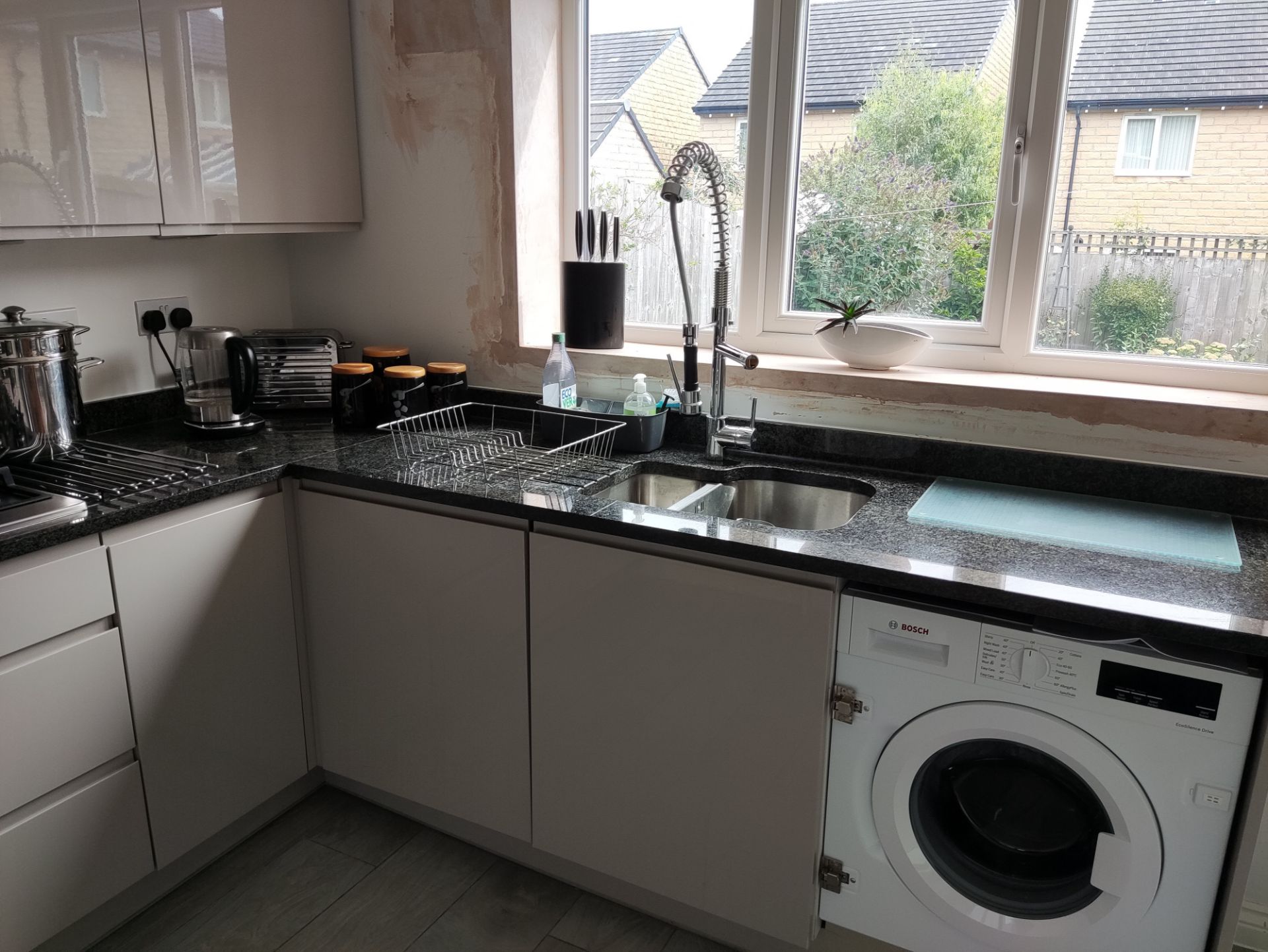 1 x Modern Handleless Kitchen Featuring Granite Worktops, A Double Oven, And Under-lighting - NO VAT - Image 47 of 56