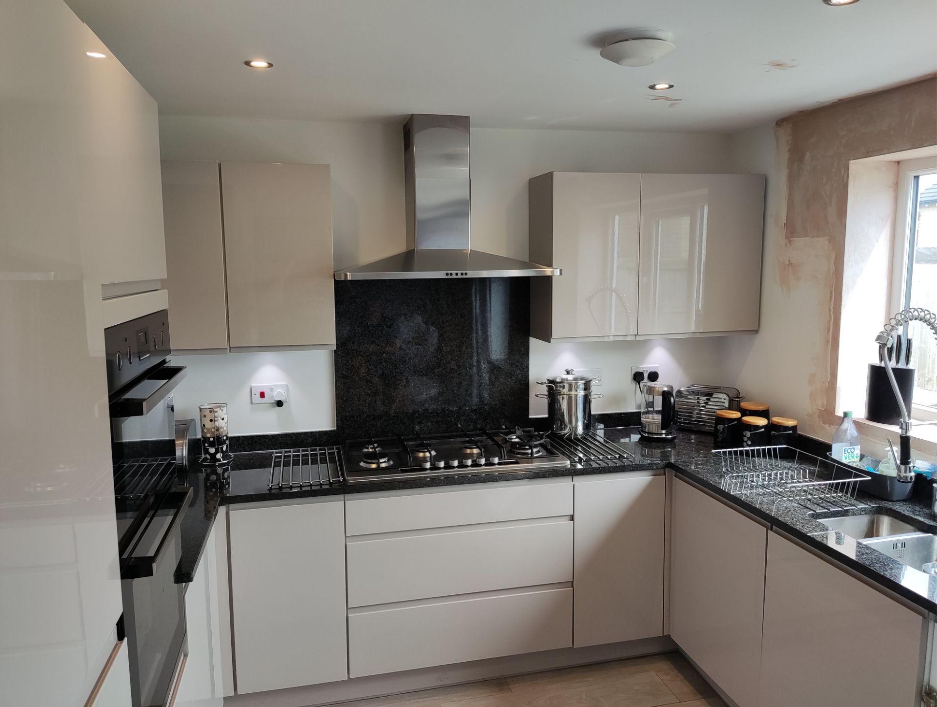 1 x Modern Handleless Kitchen Featuring Granite Worktops, A Double Oven, And Under-lighting - NO VAT - Image 35 of 56