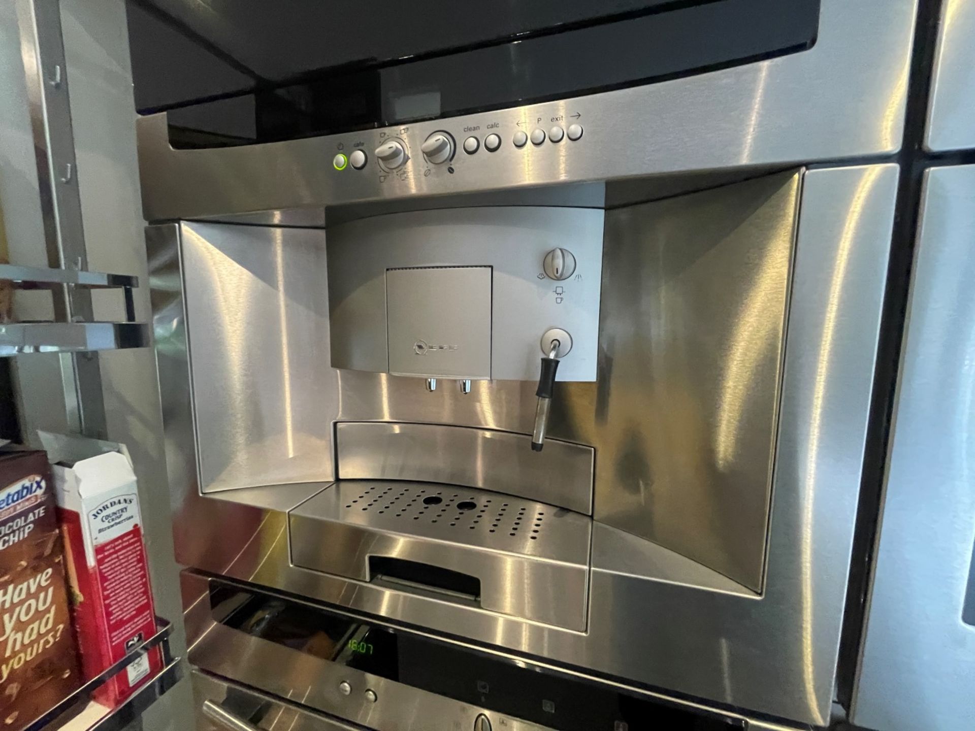 1 x MAGNET Modern Black Gloss Fitted Kitchen With Premium Branded Appliances + Corian Worktops - Image 15 of 62