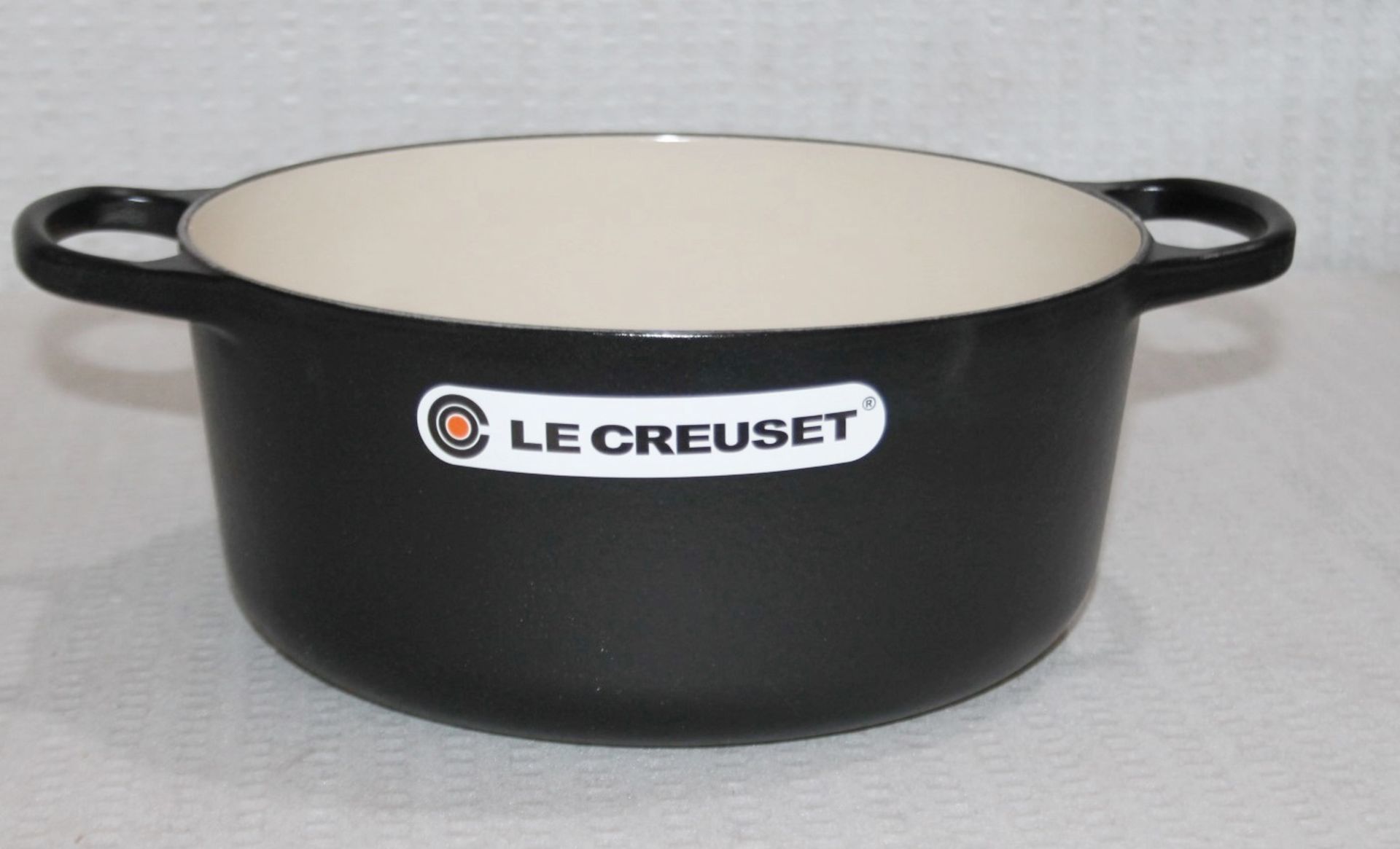 1 x LE CREUSET Enamelled Cast Iron 26cm Round Lidded Casserole Dish In Black - Original Price £280 - Image 3 of 10