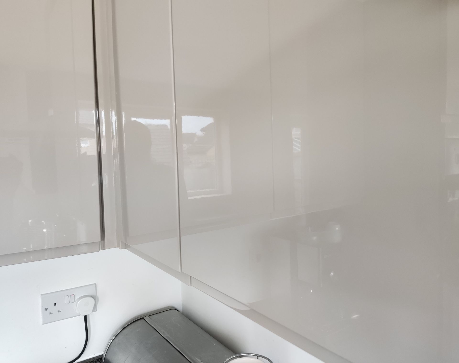 1 x Modern Handleless Kitchen Featuring Granite Worktops, A Double Oven, And Under-lighting - NO VAT - Image 9 of 56