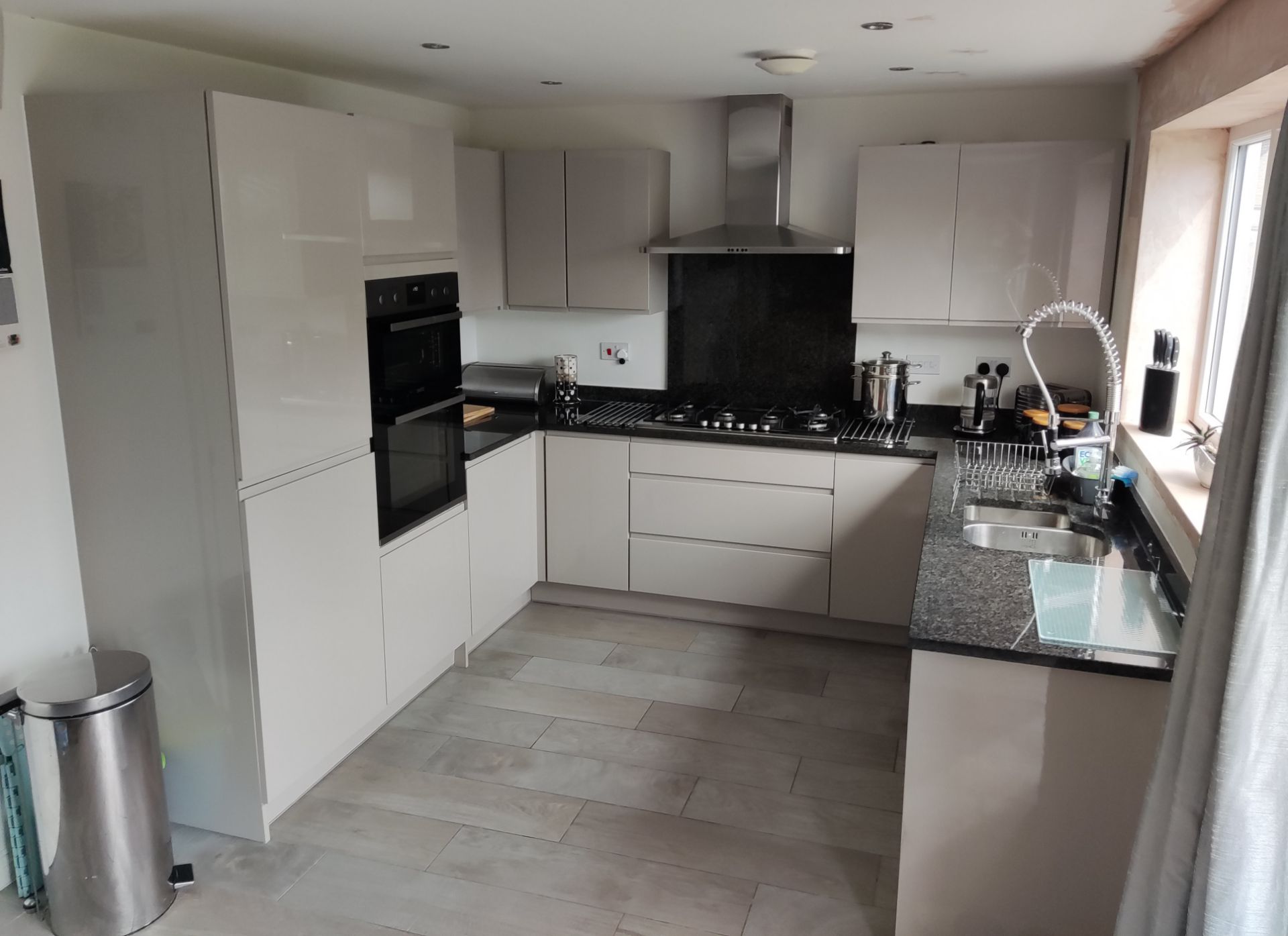 1 x Modern Handleless Kitchen Featuring Granite Worktops, A Double Oven, And Under-lighting - NO VAT - Image 53 of 56