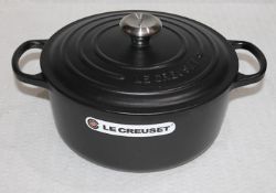 1 x LE CREUSET Enamelled Cast Iron 26cm Round Lidded Casserole Dish In Black - Original Price £280
